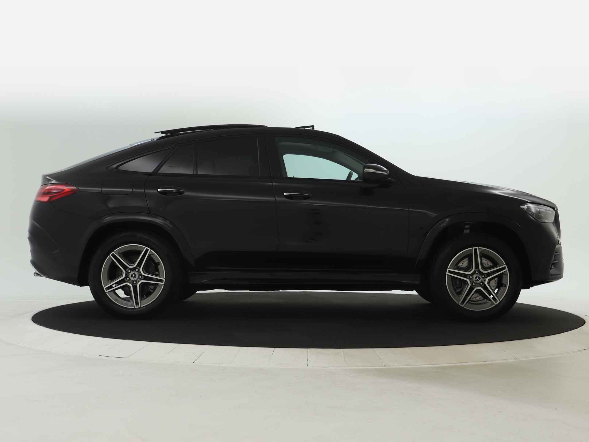 Mercedes-Benz GLE Coupé 400 e 4MATIC AMG Line Premium | Panorama Schuif-Kanteldak | AMG Styling | Night Pakket | Airmatic | Trekhaak | Distronic | Burmester | Inclusief 24 maanden MB Certified garantie voor Europa. - 15/45