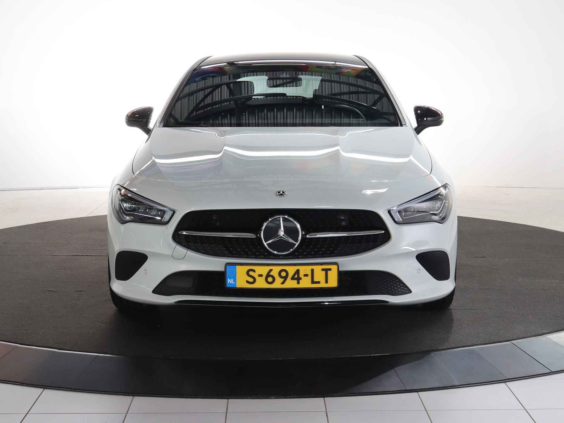 Mercedes-Benz CLA 200 Shooting Brake Luxury Line | Panoramadak | Night pakket | Led verlichting | 18 inch velgen | stoelverwarming | - 4/27