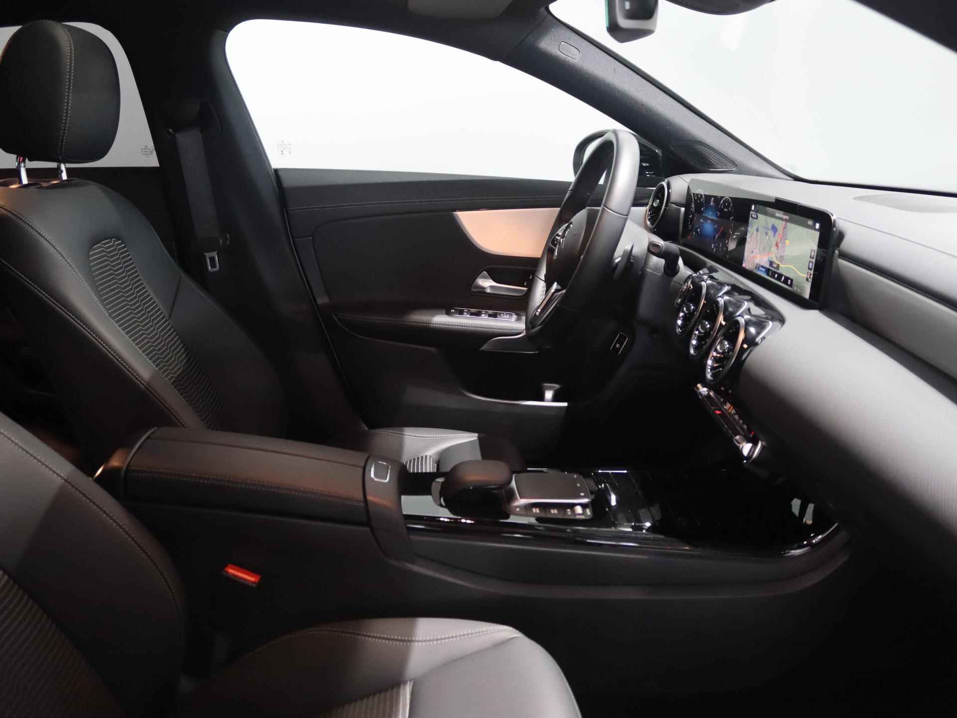 Mercedes-Benz CLA 200 Shooting Brake Luxury Line | Panoramadak | Night pakket | Led verlichting | 18 inch velgen | stoelverwarming | - 8/27