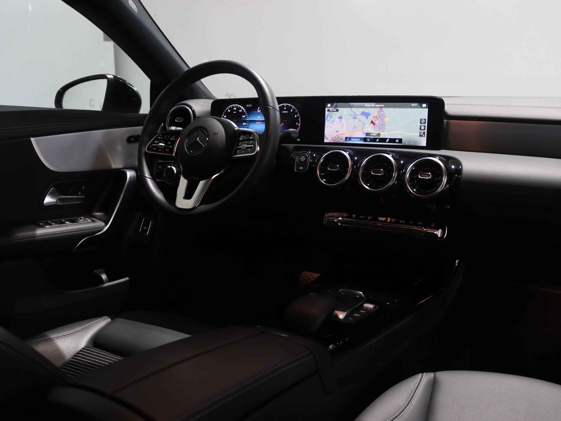 Mercedes-Benz CLA 200 Shooting Brake Luxury Line | Panoramadak | Night pakket | Led verlichting | 18 inch velgen | stoelverwarming | - 12/27