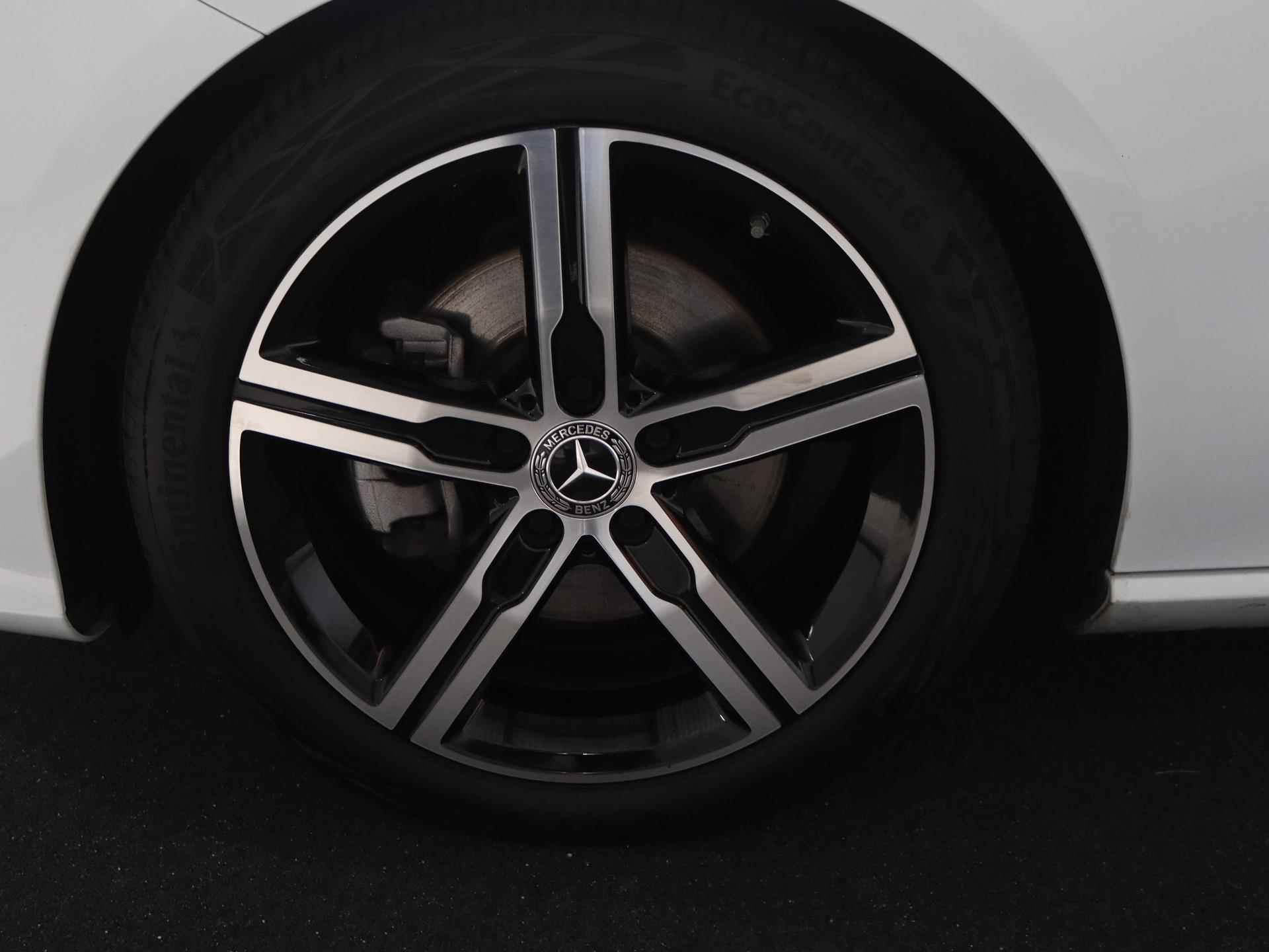 Mercedes-Benz CLA 200 Shooting Brake Luxury Line | Panoramadak | Night pakket | Led verlichting | 18 inch velgen | stoelverwarming | - 24/27