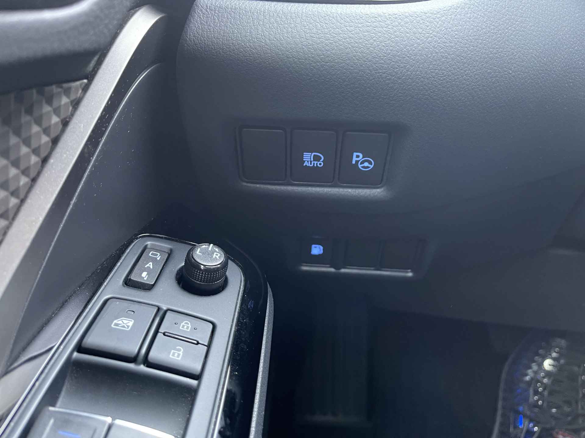 Toyota C-HR 2.0 Hybrid Executive NL-Auto / Trekhaak afn. / JBL / Apple/Android Carplay / Camera / Navi / Leder / Full Led verlichting / Lede - 23/27