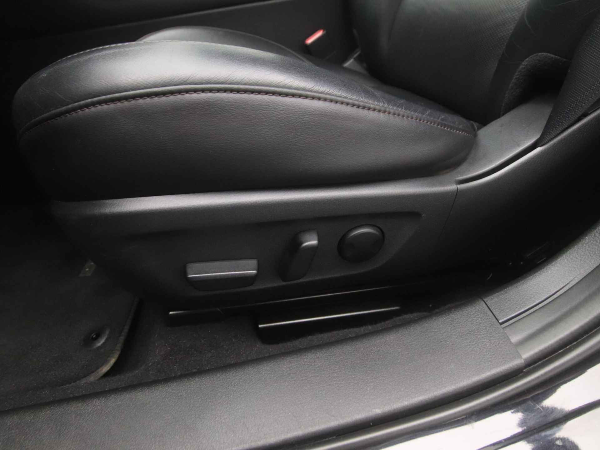 Mazda 3 2.0 SkyActiv-G Comfort met Bose/Leer pakket automaat met afneembare trekhaak en 18 inch lichtmetalen velgen : dealer onderhouden - 15/50