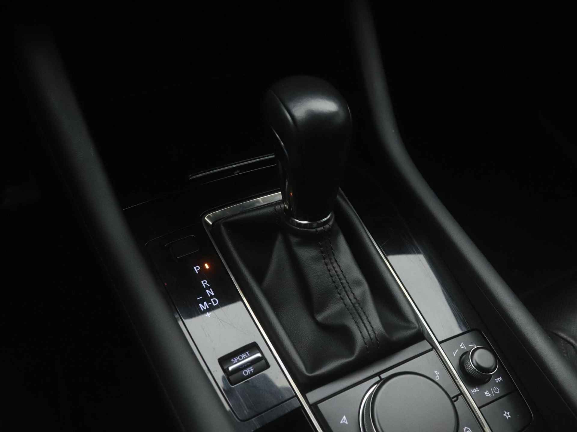 Mazda 3 2.0 SkyActiv-G Comfort met Bose/Leer pakket automaat met afneembare trekhaak en 18 inch lichtmetalen velgen : dealer onderhouden - 39/50