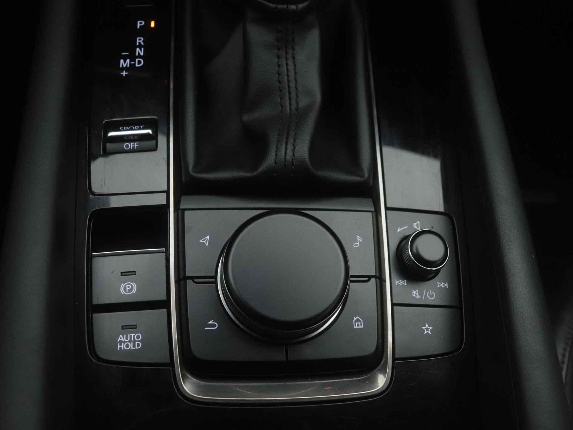 Mazda 3 2.0 SkyActiv-G Comfort met Bose/Leer pakket automaat met afneembare trekhaak en 18 inch lichtmetalen velgen : dealer onderhouden - 40/50