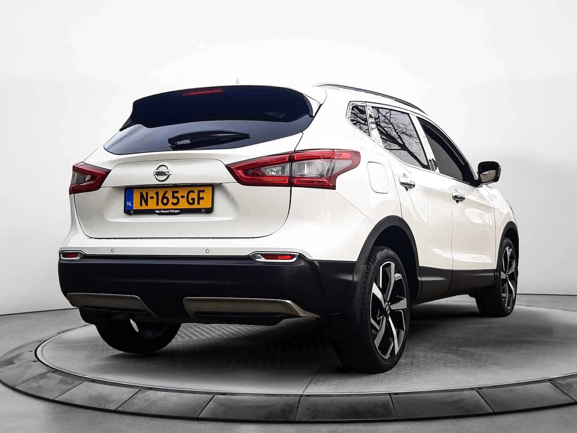 Nissan QASHQAI 1.3 DIG-T Tekna + (160 PK) Keurig-Onderh, BOVAG-Garantie, Panoramadak, Sportstoelen-Leer-Verwarmd, Navigatie/Apple-Carplay/Android-Auto, Trekhaak, Keyless-Entry, Premium-Audio, Rondom-Zichtcamera, Privacy-Glas - 2/45