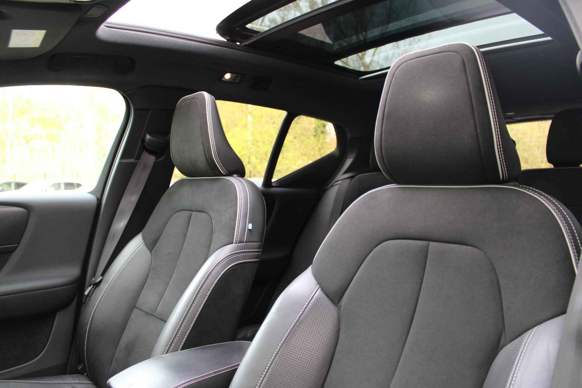 Volvo XC40 T5 AWD AUT8 250pk R-Design, Panoramisch dak, Harman Kardon, Park Assist + Camera, Apple Carplay, 20" Velgen - 36/48
