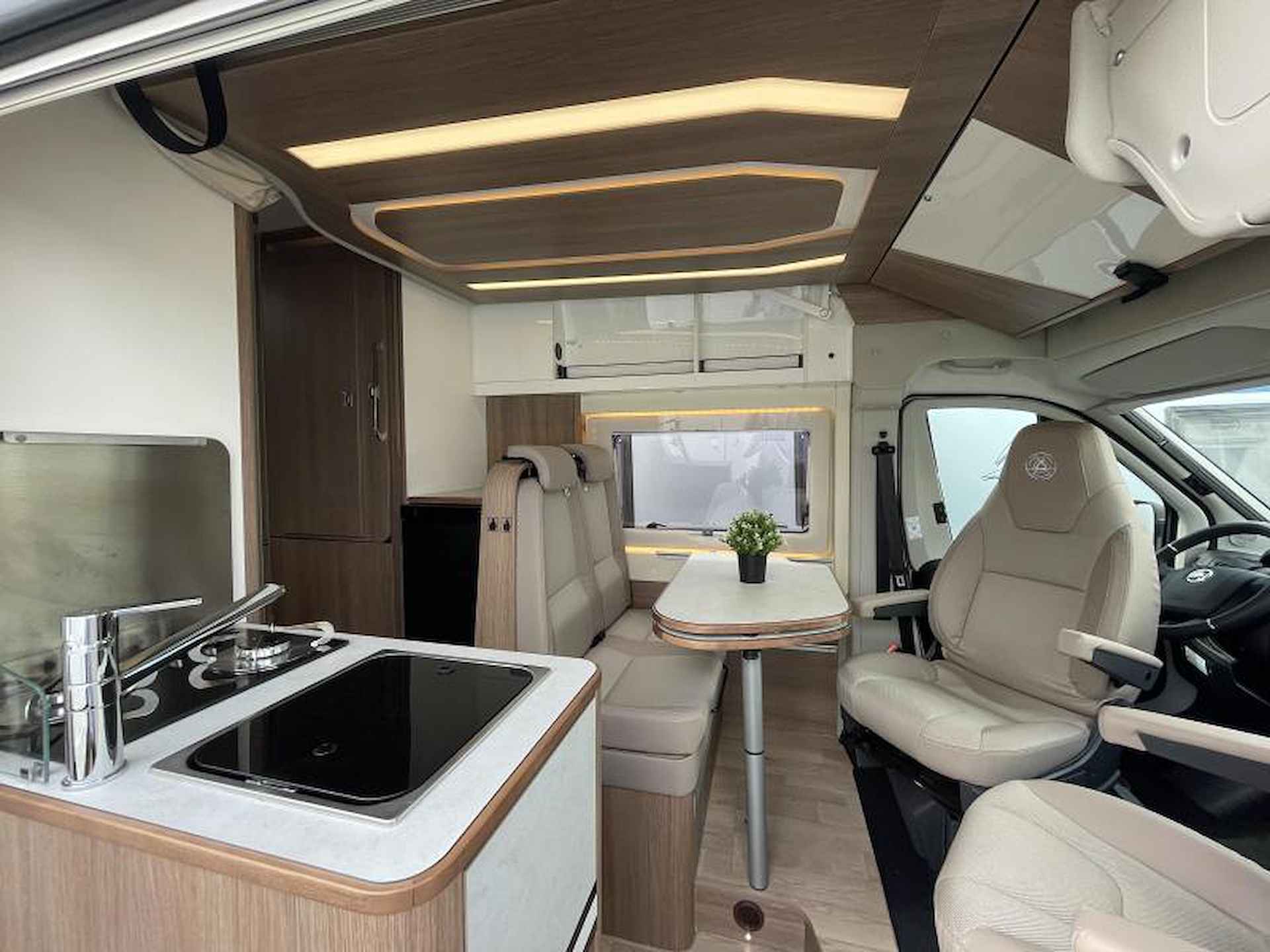 Dreamer Living Van 630  Automaat Rondzit hefbed - 8/25