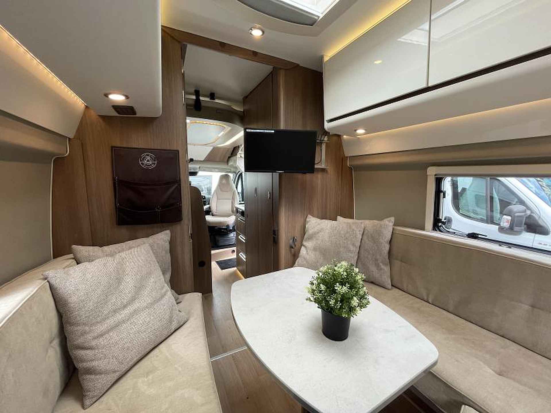 Dreamer Living Van 630  Automaat Rondzit hefbed - 13/25