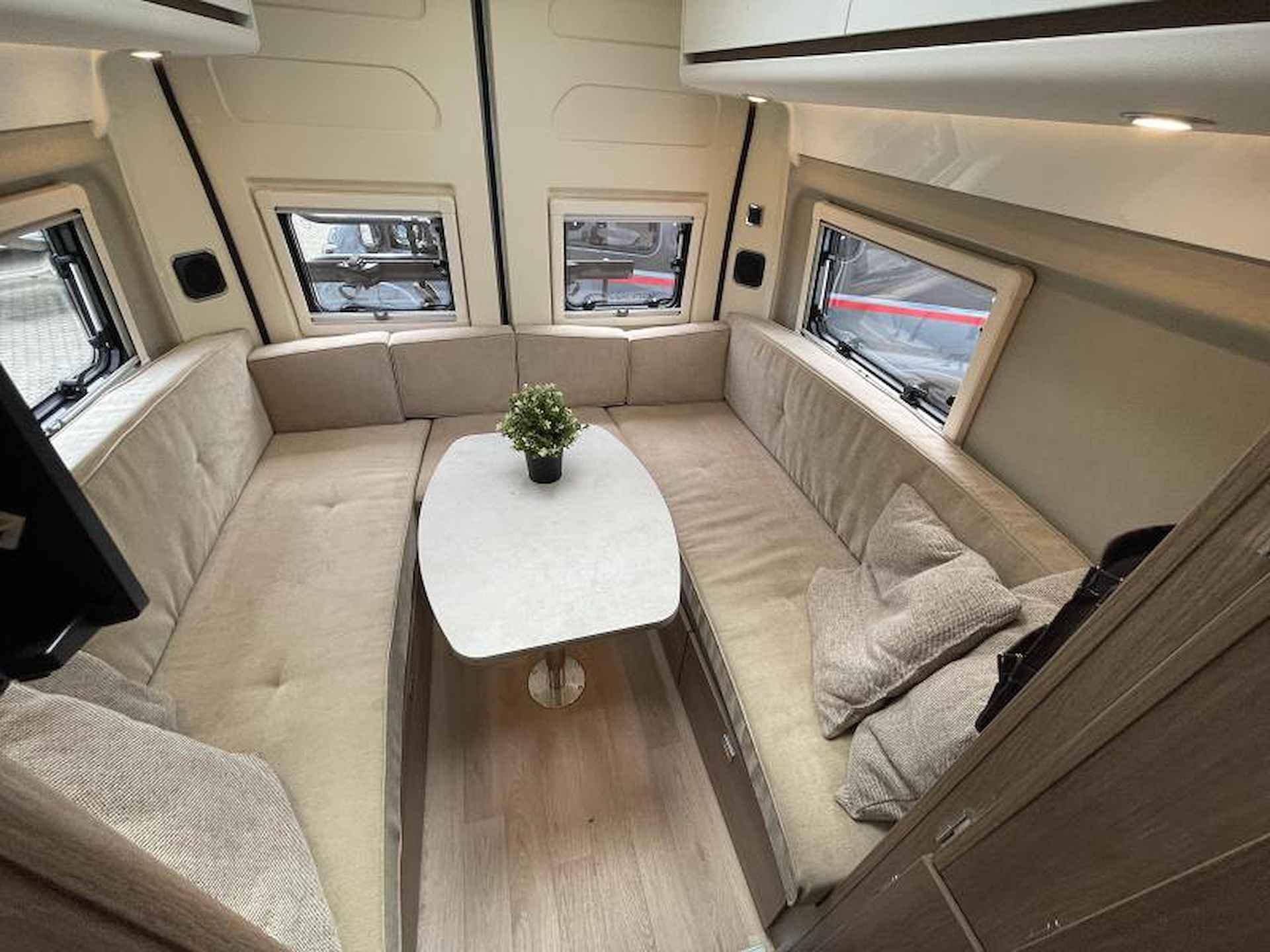 Dreamer Living Van 630  Automaat Rondzit hefbed - 15/25