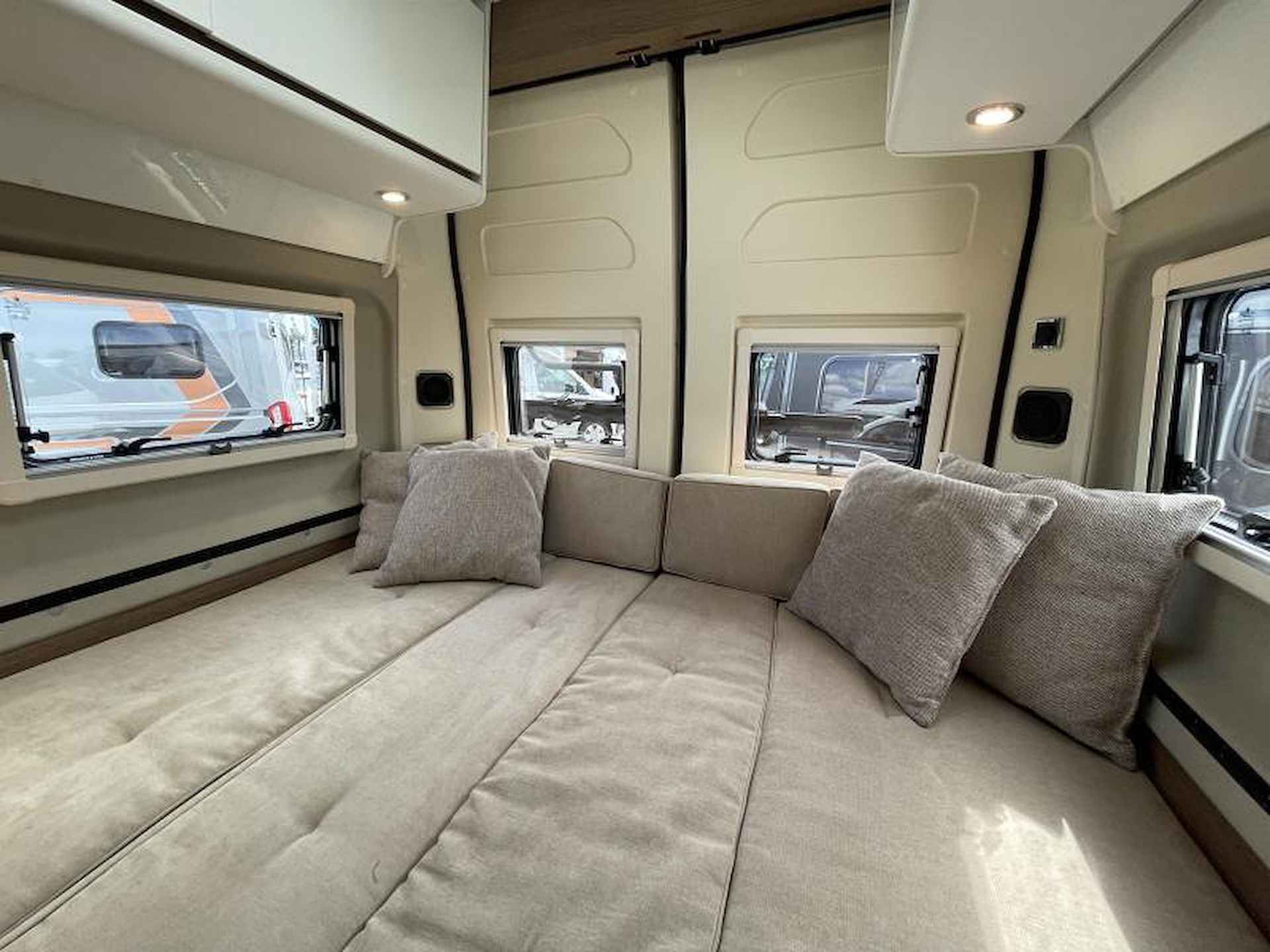 Dreamer Living Van 630  Automaat Rondzit hefbed - 17/25