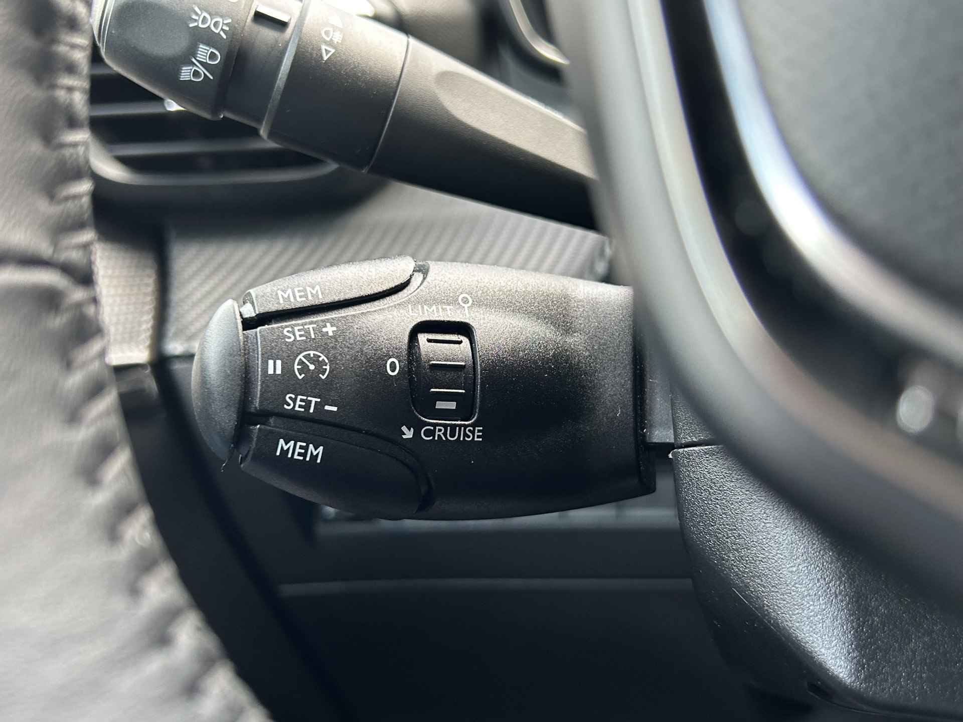 Peugeot 208 208 1.2 100pk 6-bak Active Pack | Apple Carplay/Android Auto | Navi By App | Airco | DAB+ radio | Parkeersensoren achter | Cruis - 28/32