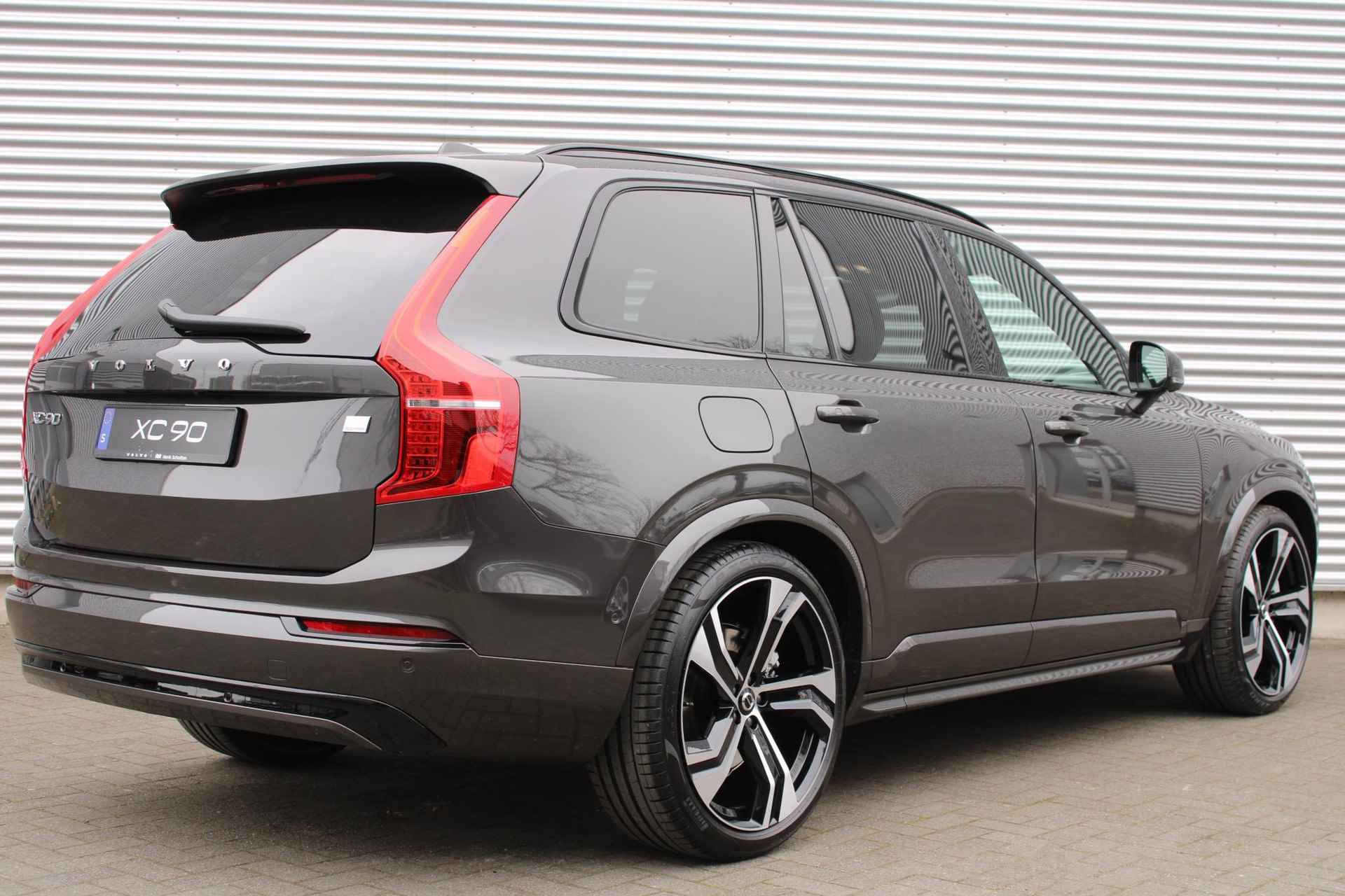 Volvo XC90 T8 Recharge AWD AUT8 455PK Ultimate Dark, Bowers&Wilkins Audio, Luchtvering, Head-Up Display, Massagefunctie In Voorstoelen, Schuif-/Kanteldak, Verwarmbare Voorstoelen/Stuurwiel, 360° Camera, 4-Zone Climate Control - 3/39