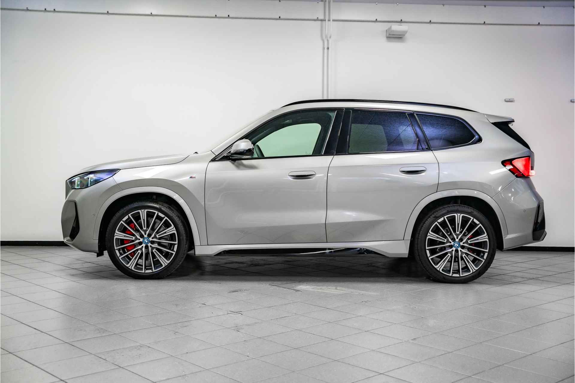 BMW iX1 eDrive20 M Sport Pro - 9/41