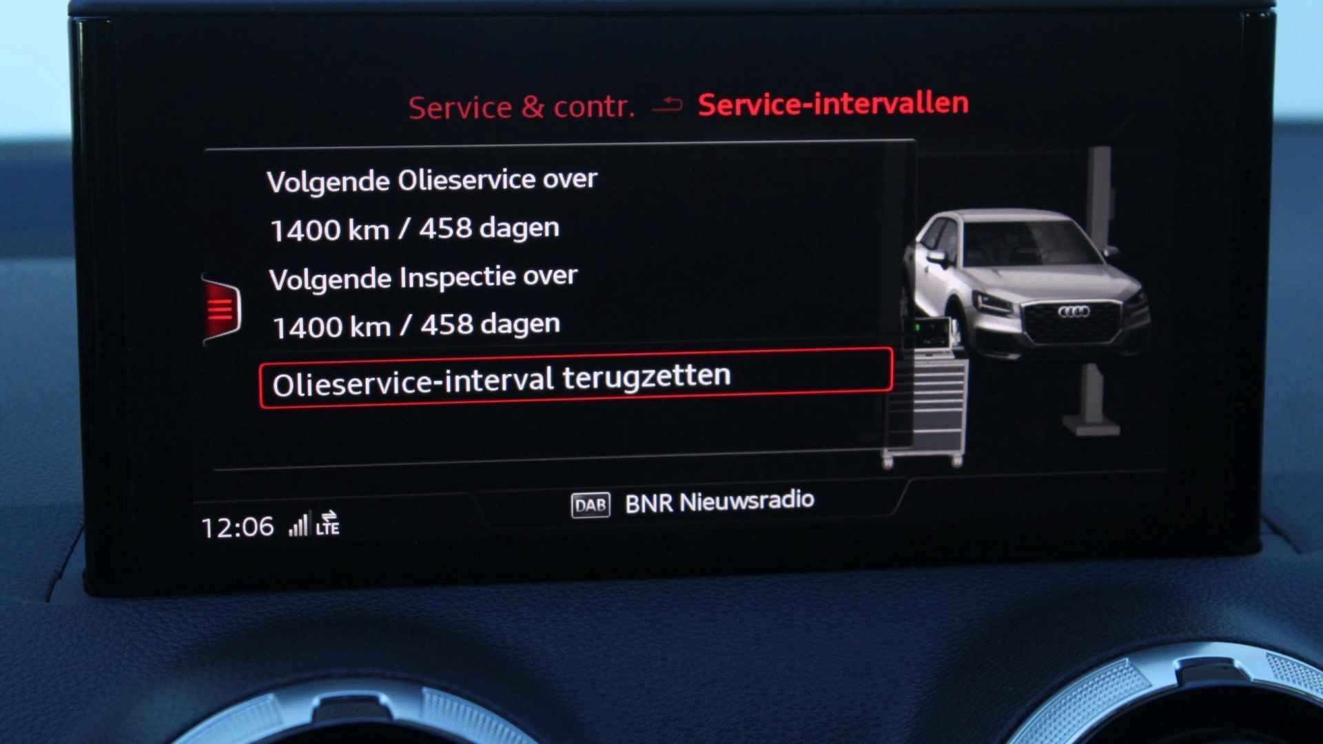 Audi Q2 35 TFSI 150pk S Edition / Achteruitrijcamera / PH V+A / Stoelverwarming - 30/36