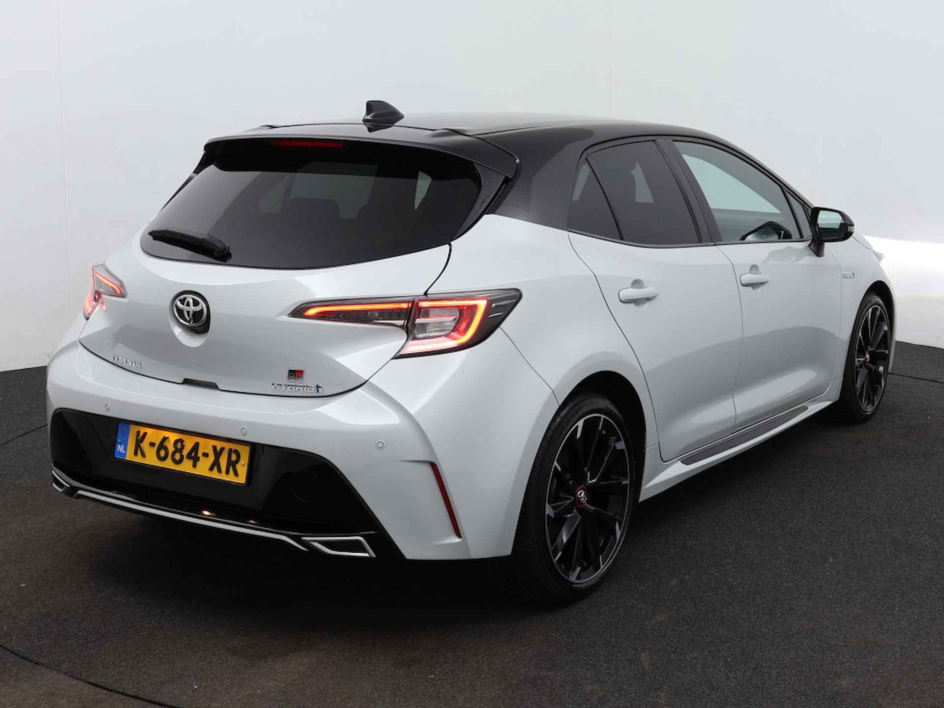 Toyota Corolla 2.0 Hybrid GR-Sport Plus Limited | Apple CarPlay | Stoel en stuurwiel verwarmd | Camera | Parkeersensoren | LM velgen | - 16/40