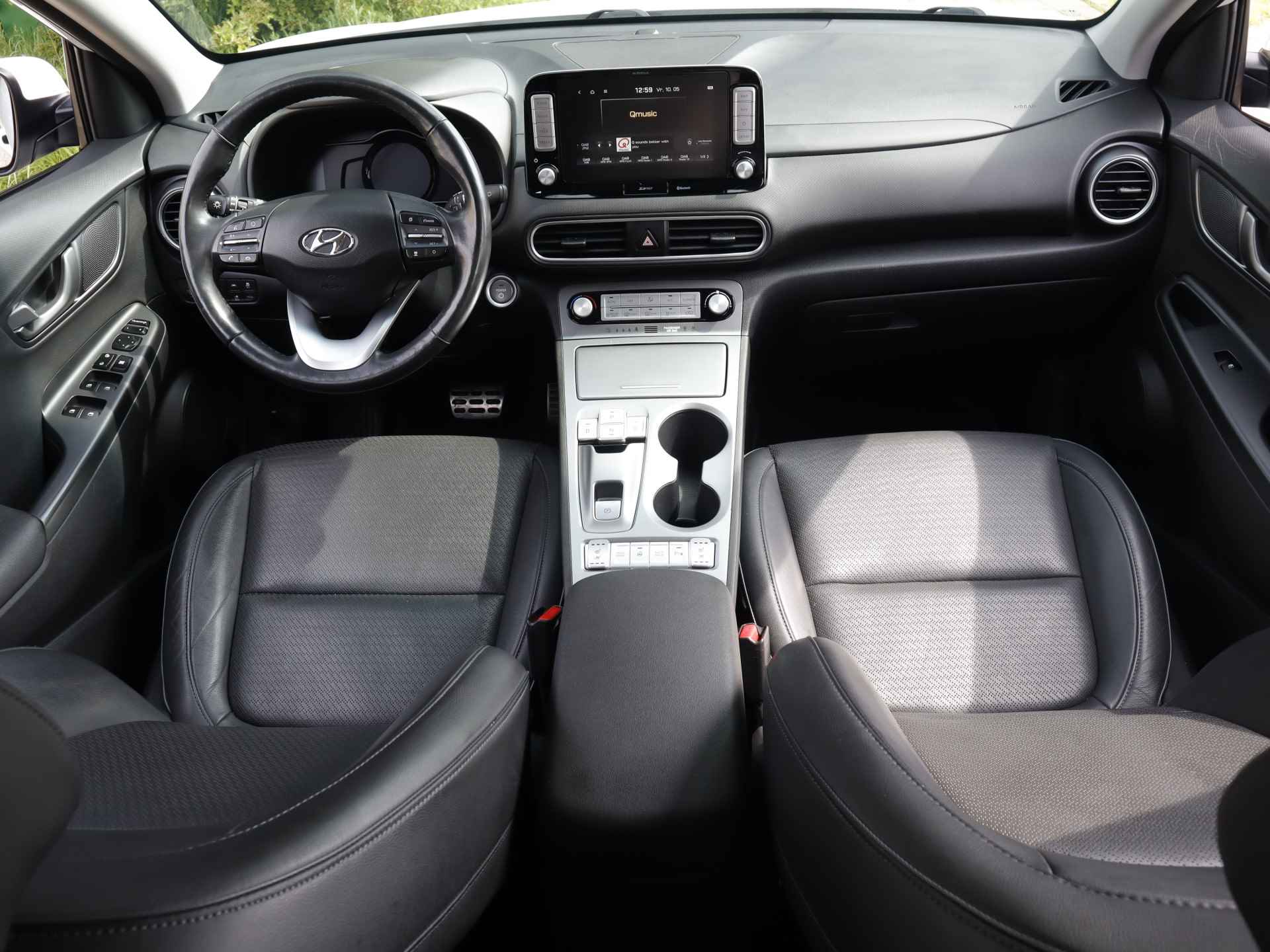 Hyundai KONA EV Premium 64 kWh (204PK) 1e-Eig, Hyundai-Dealer-Onderh, 12-Mnd-BOVAG, NL-Auto, Navigatie/Apple-Carplay/Android-Auto, Leer, Adaptive-Cruise-Control, Head-Up-Display, Keyless-Entry/Start, Stoelverwarming/Ventilatie, Parkeersensoren-V+A, Lm-Velgen-17Inch, Privacy-Glas - 3/42