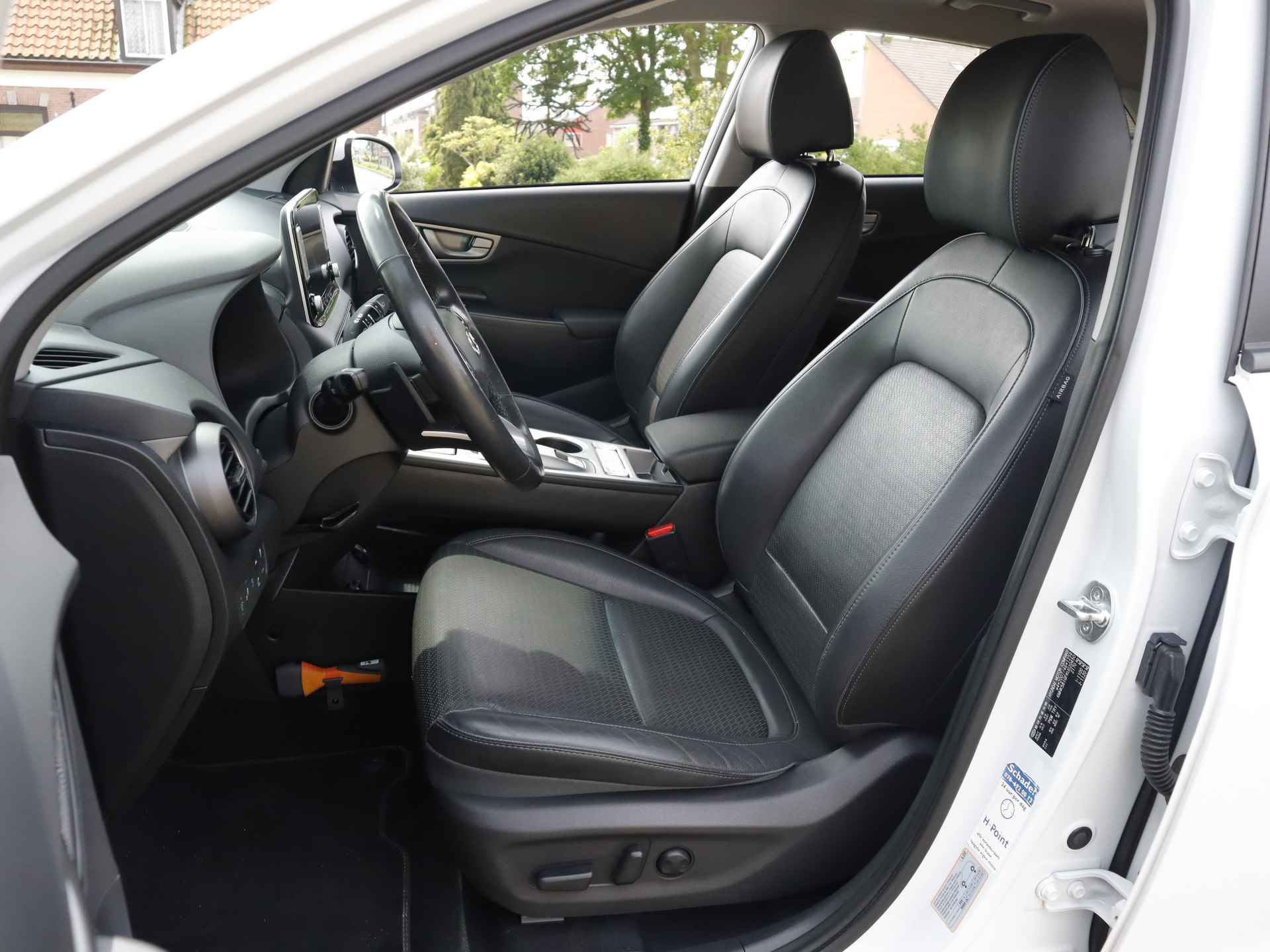 Hyundai KONA EV Premium 64 kWh (204PK) 1e-Eig, Hyundai-Dealer-Onderh, 12-Mnd-BOVAG, NL-Auto, Navigatie/Apple-Carplay/Android-Auto, Leer, Adaptive-Cruise-Control, Head-Up-Display, Keyless-Entry/Start, Stoelverwarming/Ventilatie, Parkeersensoren-V+A, Lm-Velgen-17Inch, Privacy-Glas - 15/42