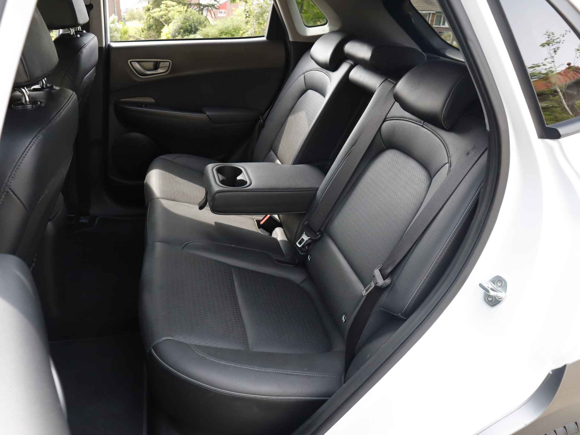 Hyundai KONA EV Premium 64 kWh (204PK) 1e-Eig, Hyundai-Dealer-Onderh, 12-Mnd-BOVAG, NL-Auto, Navigatie/Apple-Carplay/Android-Auto, Leer, Adaptive-Cruise-Control, Head-Up-Display, Keyless-Entry/Start, Stoelverwarming/Ventilatie, Parkeersensoren-V+A, Lm-Velgen-17Inch, Privacy-Glas - 16/42