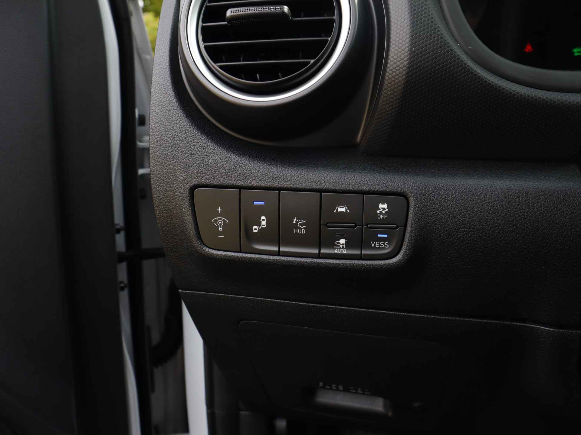 Hyundai KONA EV Premium 64 kWh (204PK) 1e-Eig, Hyundai-Dealer-Onderh, 12-Mnd-BOVAG, NL-Auto, Navigatie/Apple-Carplay/Android-Auto, Leer, Adaptive-Cruise-Control, Head-Up-Display, Keyless-Entry/Start, Stoelverwarming/Ventilatie, Parkeersensoren-V+A, Lm-Velgen-17Inch, Privacy-Glas - 19/42