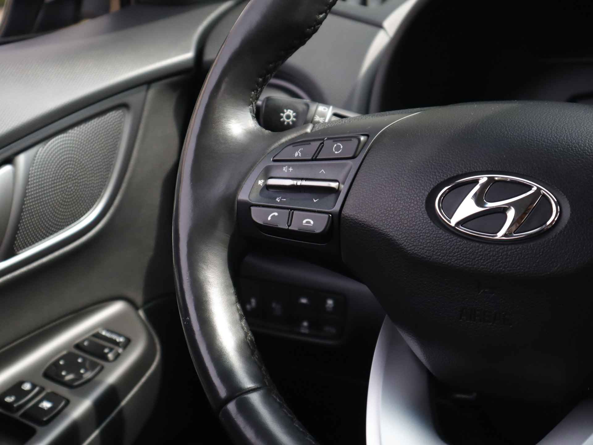 Hyundai KONA EV Premium 64 kWh (204PK) 1e-Eig, Hyundai-Dealer-Onderh, 12-Mnd-BOVAG, NL-Auto, Navigatie/Apple-Carplay/Android-Auto, Leer, Adaptive-Cruise-Control, Head-Up-Display, Keyless-Entry/Start, Stoelverwarming/Ventilatie, Parkeersensoren-V+A, Lm-Velgen-17Inch, Privacy-Glas - 28/42