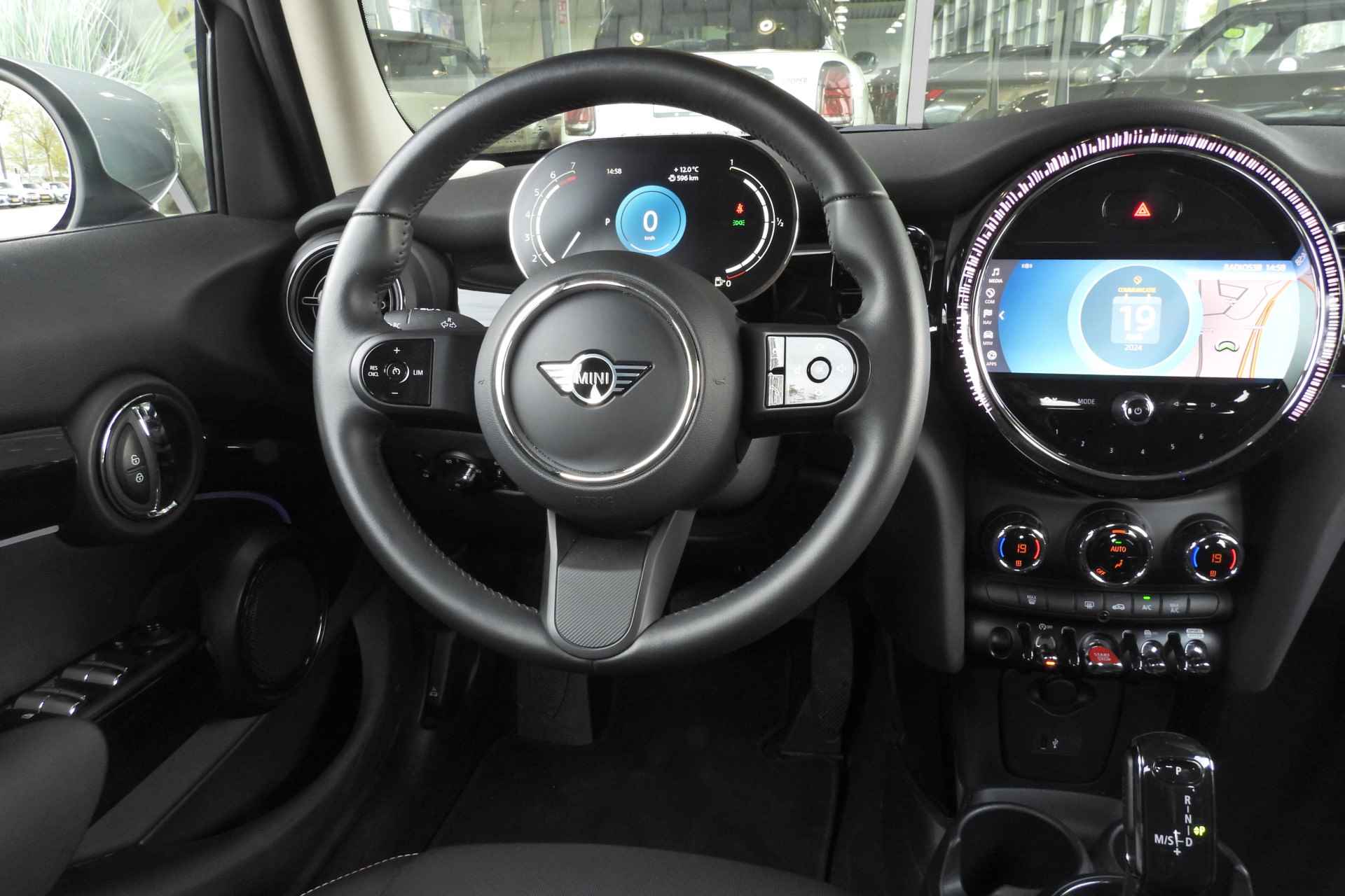 MINI Hatchback Cooper Essential Automaat / Multifunctioneel stuurwiel / LED / PDC achter / Cruise Control / Navigatie / Airconditioning - 4/39