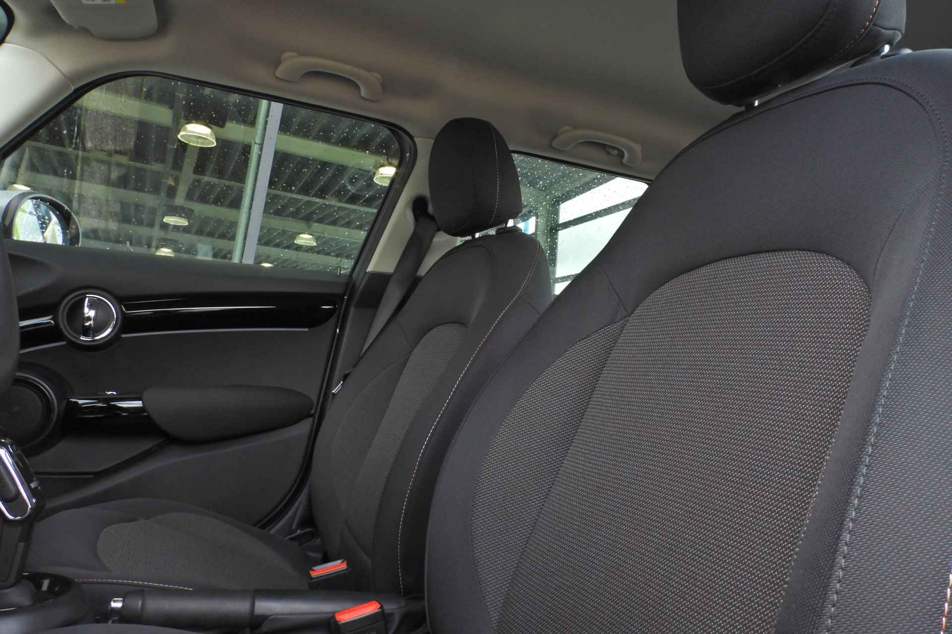 MINI Hatchback Cooper Essential Automaat / Multifunctioneel stuurwiel / LED / PDC achter / Cruise Control / Navigatie / Airconditioning - 6/39