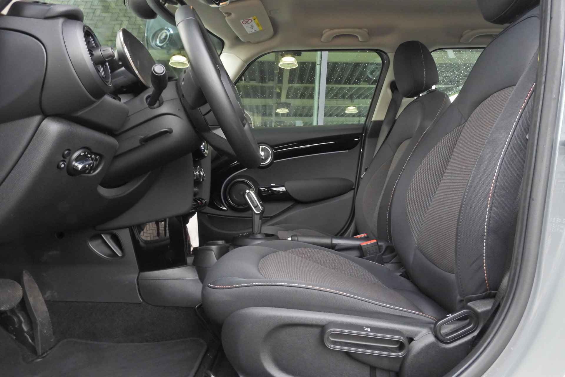 MINI Hatchback Cooper Essential Automaat / Multifunctioneel stuurwiel / LED / PDC achter / Cruise Control / Navigatie / Airconditioning - 17/39