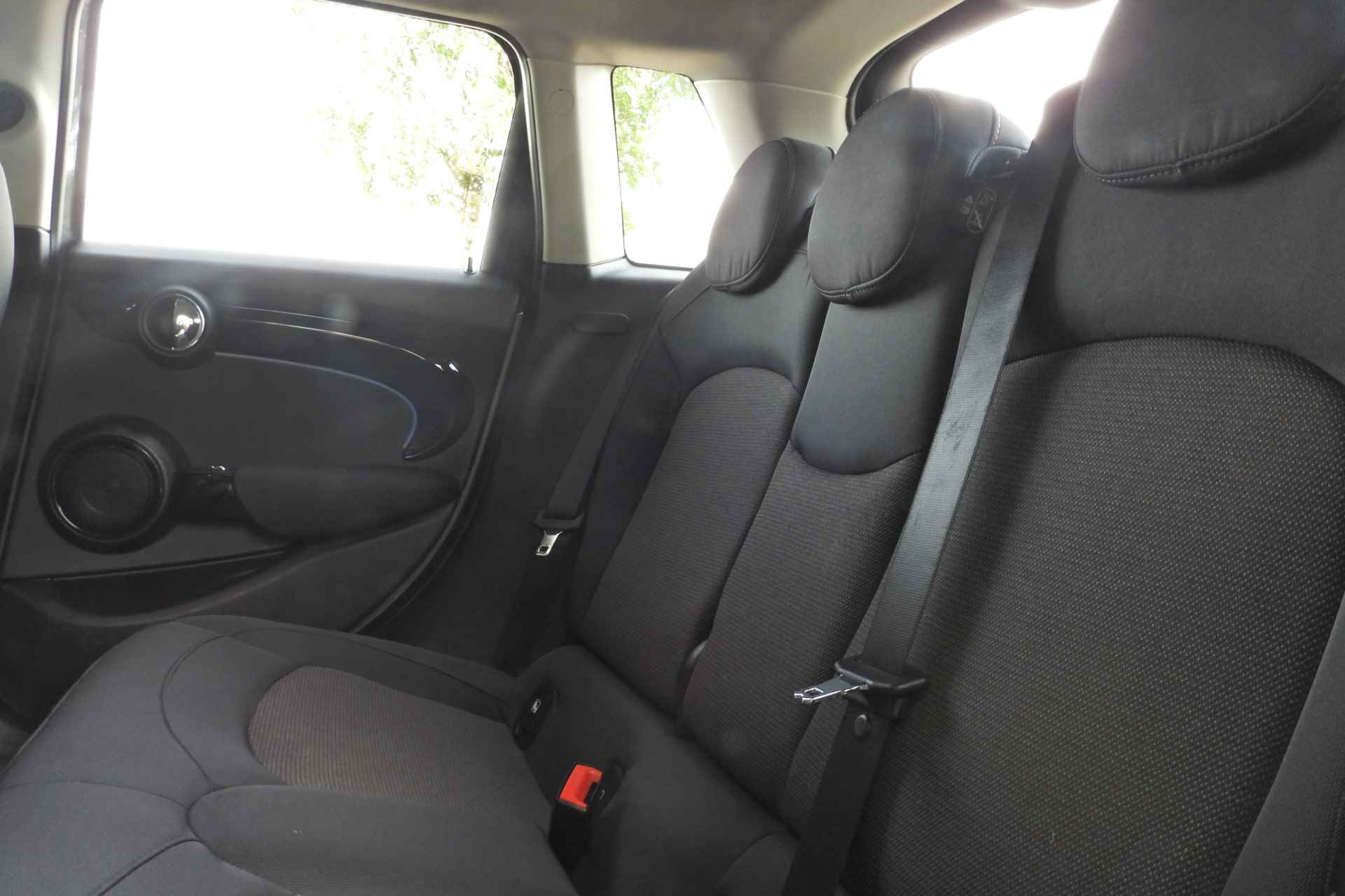 MINI Hatchback Cooper Essential Automaat / Multifunctioneel stuurwiel / LED / PDC achter / Cruise Control / Navigatie / Airconditioning - 26/39