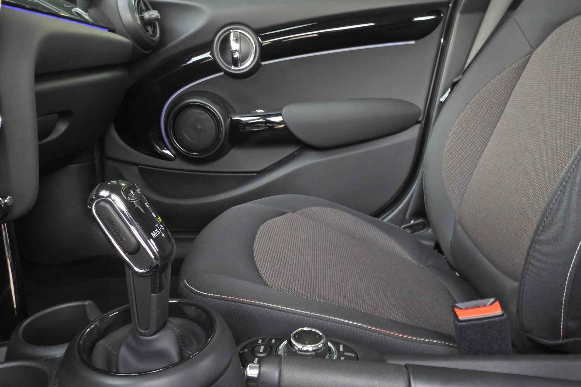 MINI Hatchback Cooper Essential Automaat / Multifunctioneel stuurwiel / LED / PDC achter / Cruise Control / Navigatie / Airconditioning - 38/39