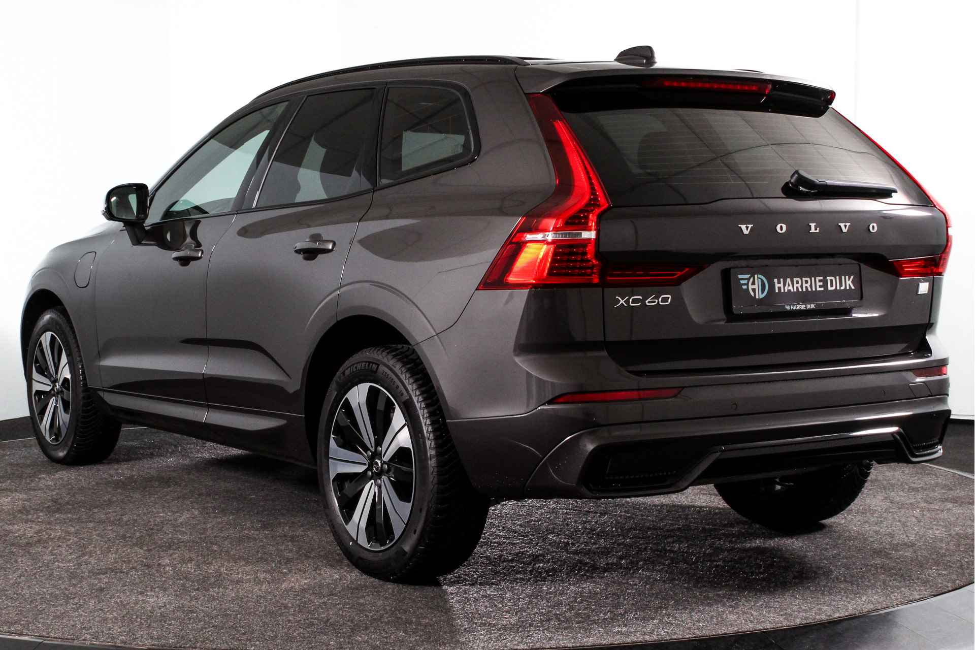 Volvo XC60 2.0 Recharge T6 AWD Plus Dark | S/K-Panodak | Dig. Cockpit | Adapt. Cruise | Memory Stoelen | Elek. Klep | Stoel-+stuurverw. | Camera | NAV+App. Connect | LM 19" | 0607 - 28/59