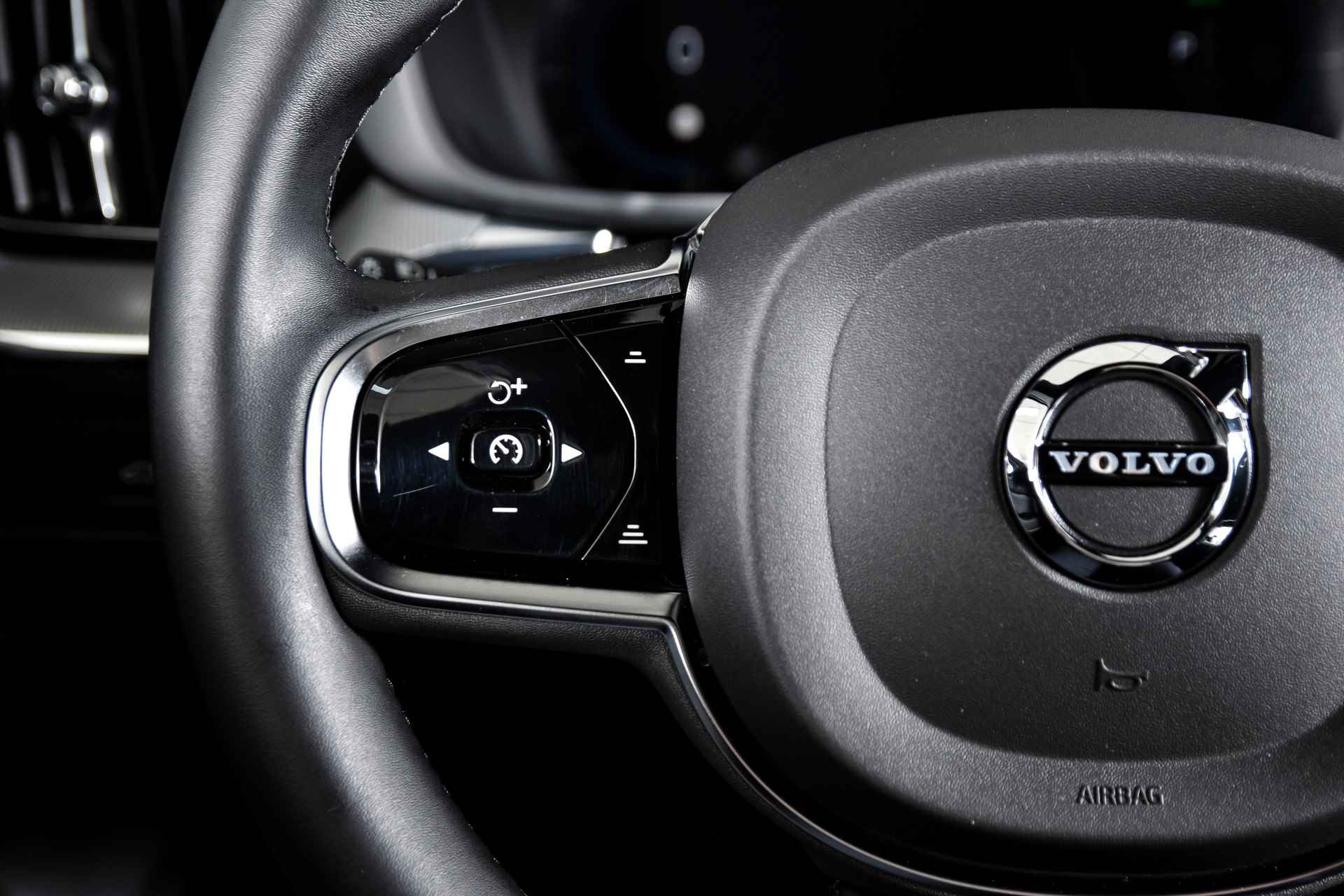 Volvo XC60 2.0 Recharge T6 AWD Plus Dark | S/K-Panodak | Dig. Cockpit | Adapt. Cruise | Memory Stoelen | Elek. Klep | Stoel-+stuurverw. | Camera | NAV+App. Connect | LM 19" | 0607 - 44/59