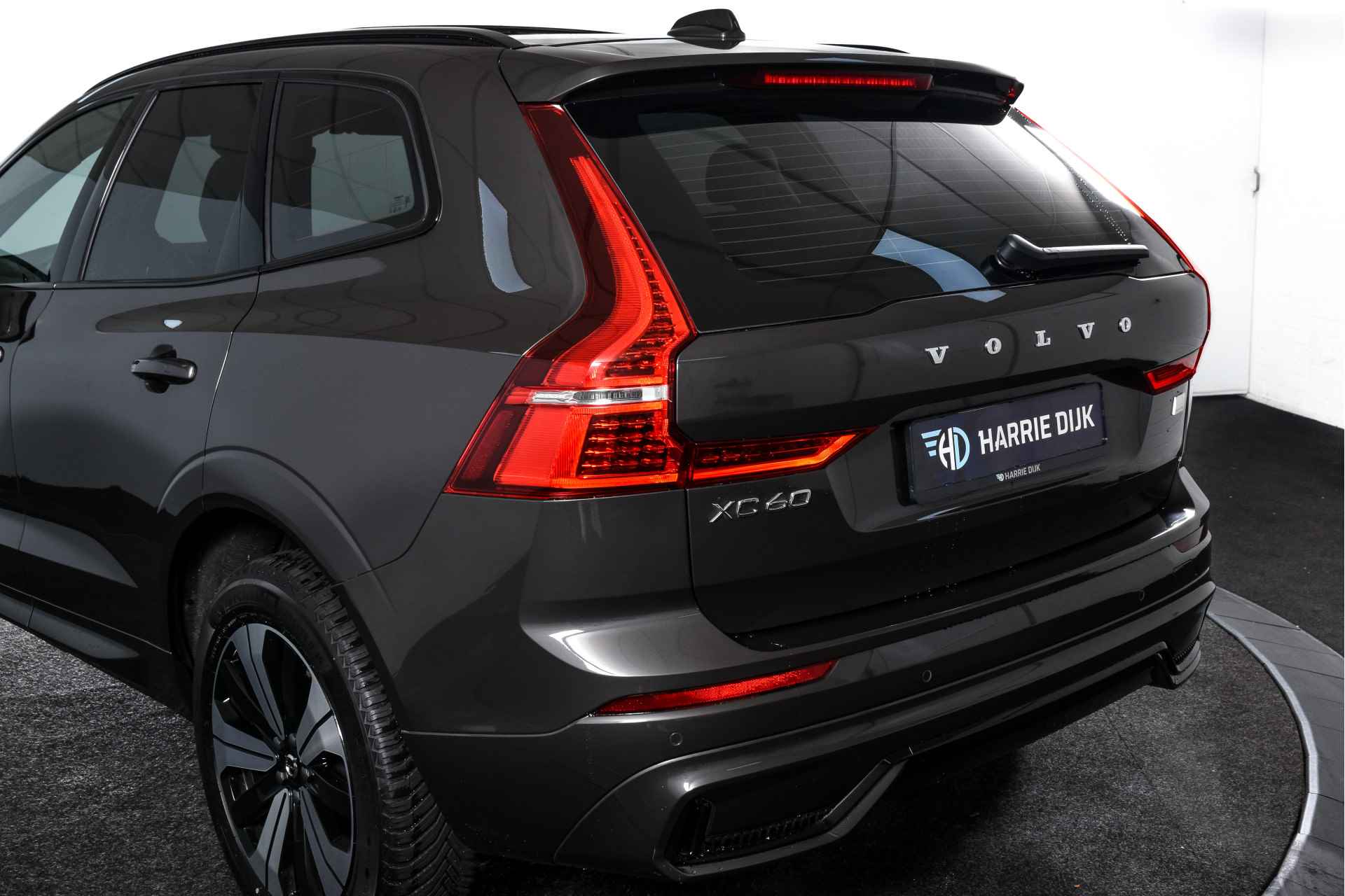 Volvo XC60 2.0 Recharge T6 AWD Plus Dark | S/K-Panodak | Dig. Cockpit | Adapt. Cruise | Memory Stoelen | Elek. Klep | Stoel-+stuurverw. | Camera | NAV+App. Connect | LM 19" | 0607 - 50/59