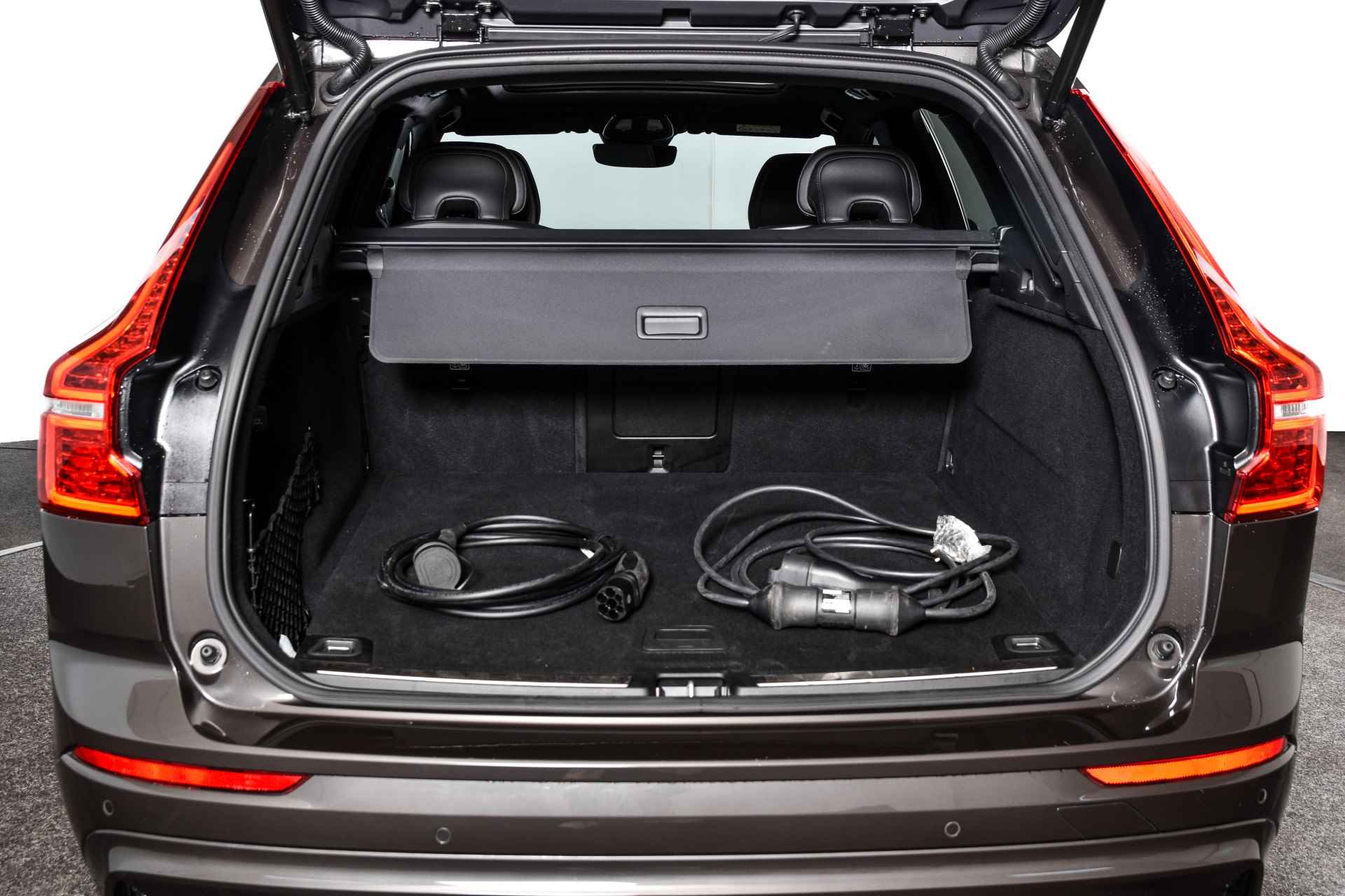 Volvo XC60 2.0 Recharge T6 AWD Plus Dark | S/K-Panodak | Dig. Cockpit | Adapt. Cruise | Memory Stoelen | Elek. Klep | Stoel-+stuurverw. | Camera | NAV+App. Connect | LM 19" | 0607 - 55/59