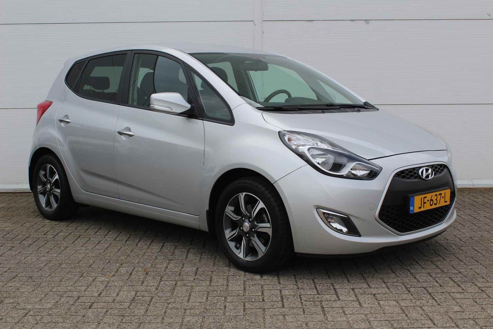 Hyundai ix20 1.4i Go! / Eerste Eigenaar / Dealer Onderhouden / Navigatie / Achteruitrijcamera / Trekhaak (1300 KG) / - 17/37