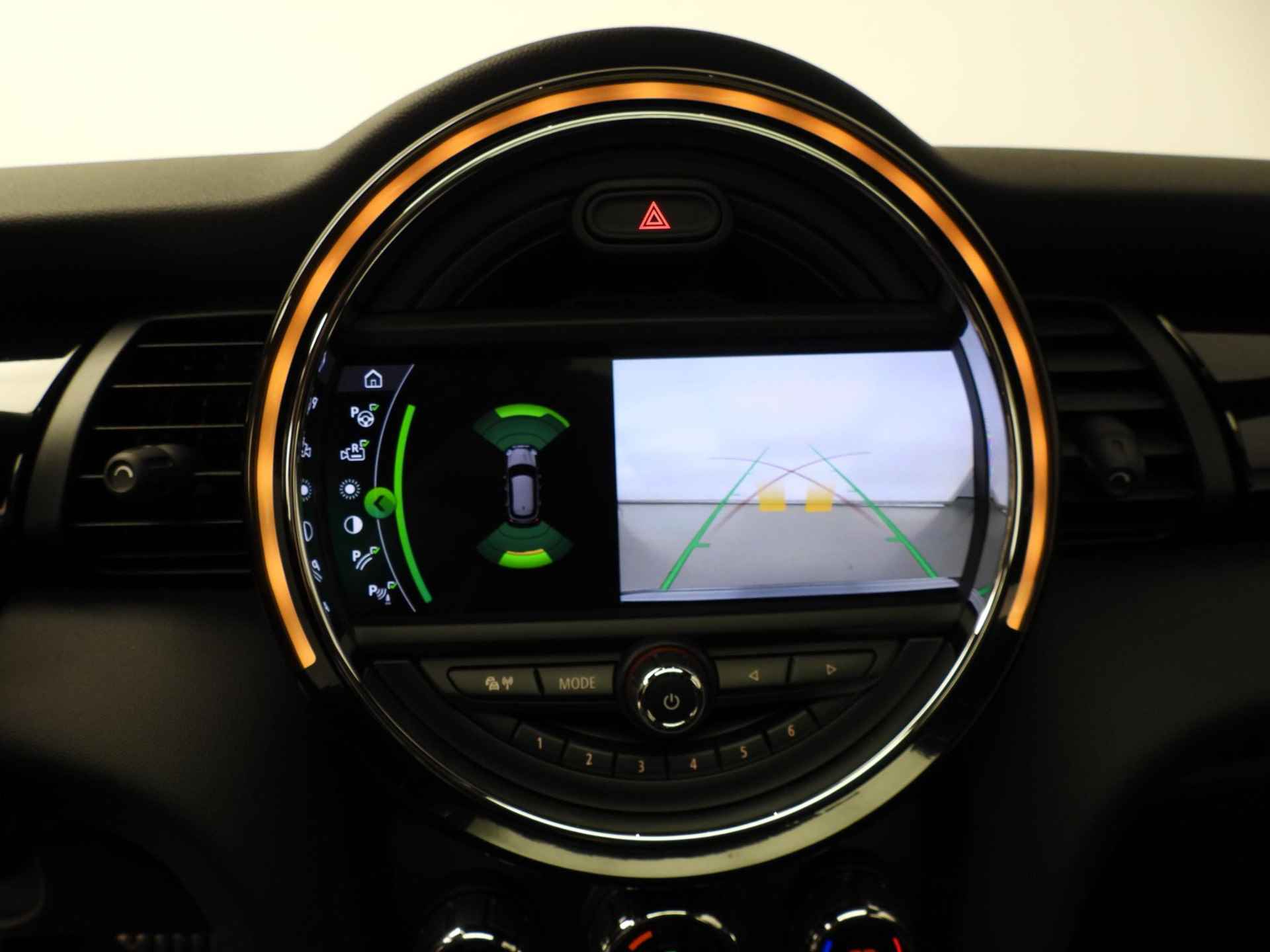 Mini 5-deurs Cooper S Hammersmith Edition / Panoramadak / Leder / Camera / PDC / LED / Harman-Kardon / Alu wielen 17 inch - 22/40