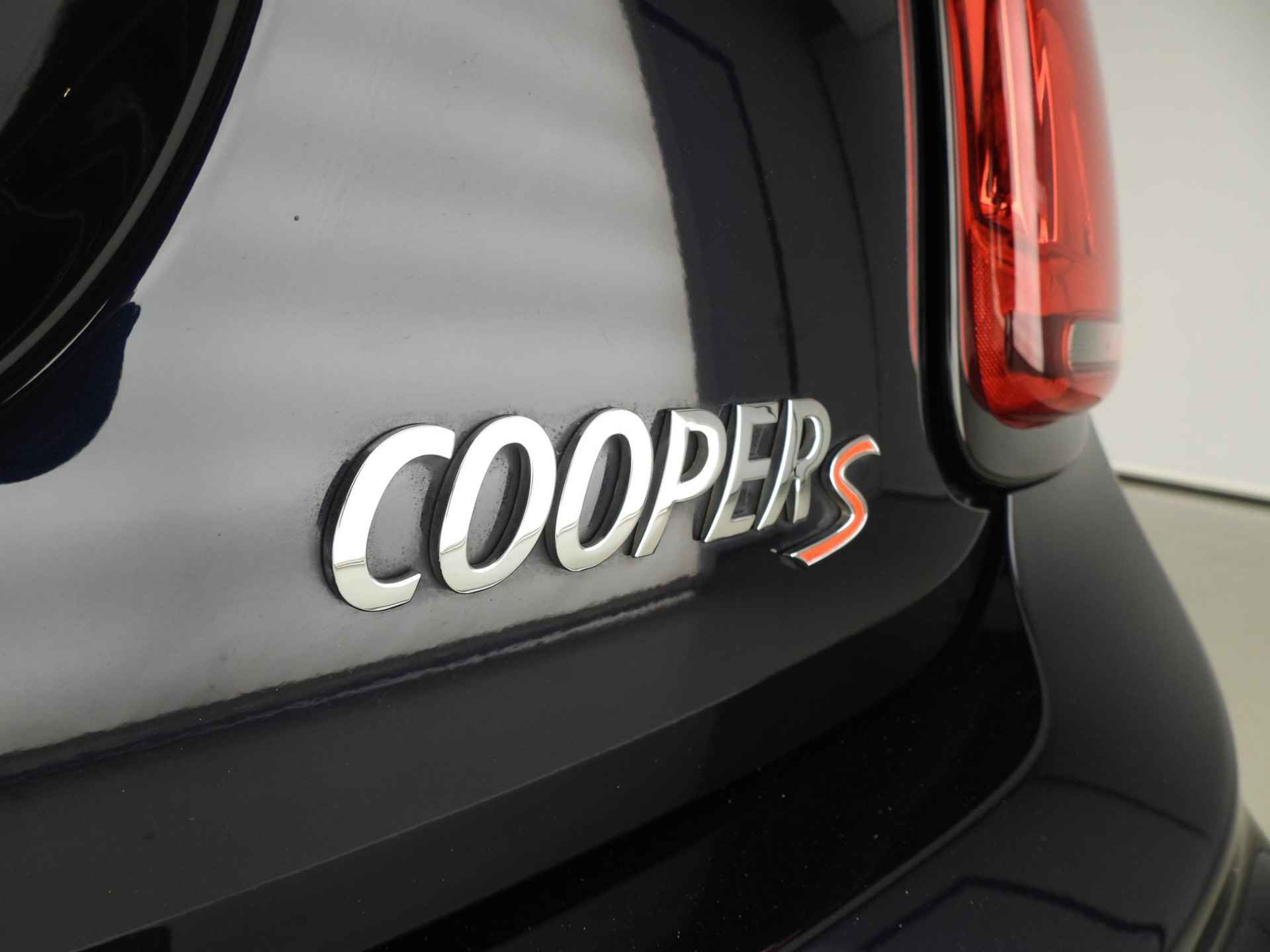 Mini 5-deurs Cooper S Hammersmith Edition / Panoramadak / Leder / Camera / PDC / LED / Harman-Kardon / Alu wielen 17 inch - 36/40