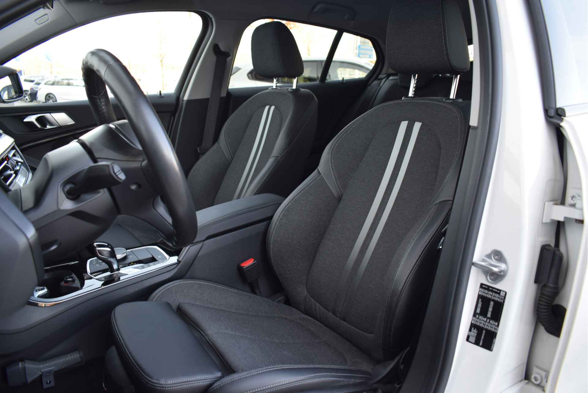 BMW 1-serie 118i Executive Sport Line Automaat / Sportstoelen / LED / Parking Assistant / Live Cockpit Professional / Extra getint glas achter / Cruise Control - 5/25