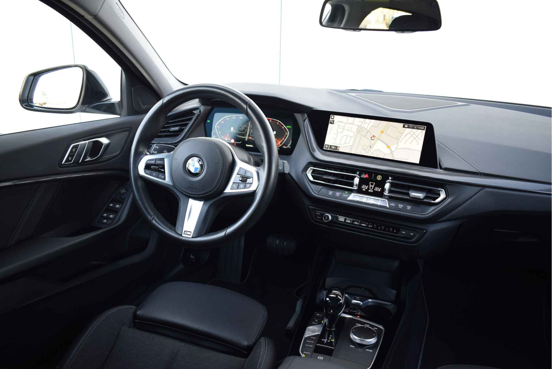 BMW 1-serie 118i Executive Sport Line Automaat / Sportstoelen / LED / Parking Assistant / Live Cockpit Professional / Extra getint glas achter / Cruise Control - 16/25