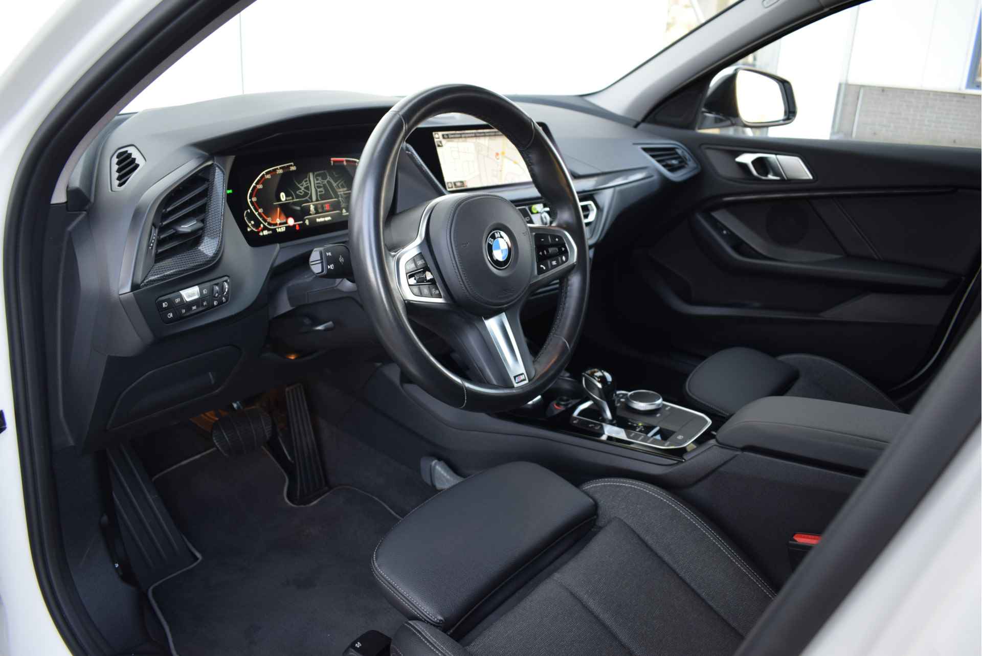 BMW 1-serie 118i Executive Sport Line Automaat / Sportstoelen / LED / Parking Assistant / Live Cockpit Professional / Extra getint glas achter / Cruise Control - 17/25