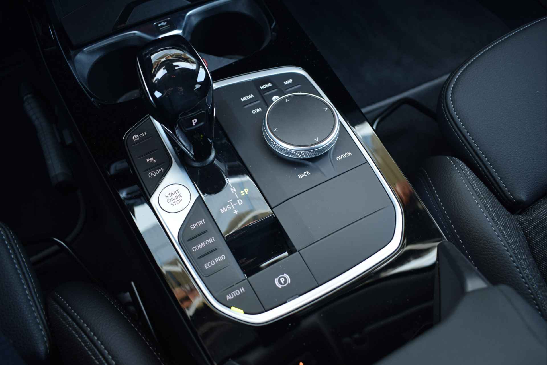 BMW 1-serie 118i Executive Sport Line Automaat / Sportstoelen / LED / Parking Assistant / Live Cockpit Professional / Extra getint glas achter / Cruise Control - 23/25
