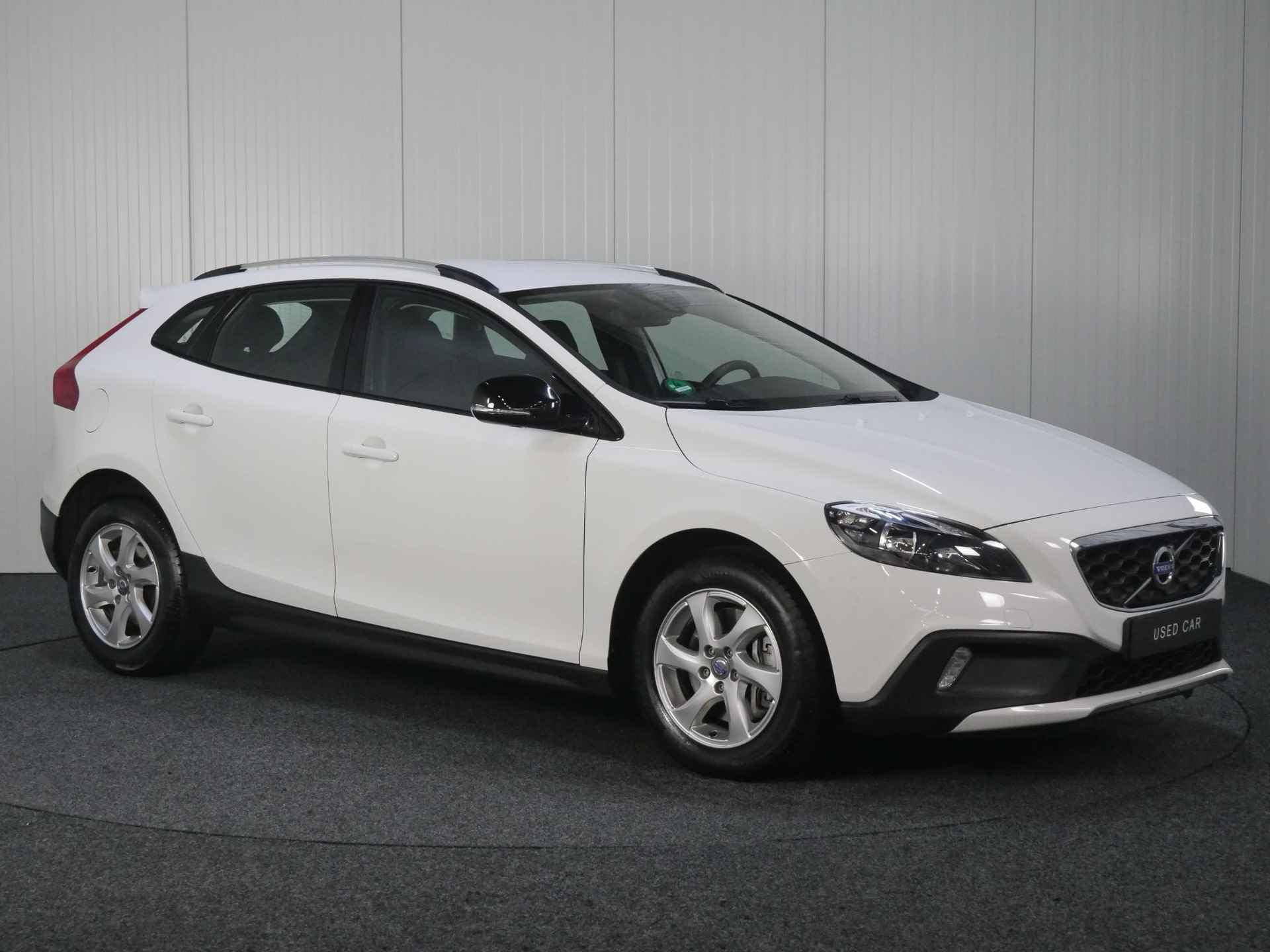 Volvo V40 Cross Country T3 153PK Momentum | Cruise Control | Electronic Climate Control | High Performance Audio | Lederen/Stof Bekleding | Navigatiesysteem | Parkeersensoren | Lederen Stuurwiel en Pook | 16" Lichtmetalen Velgen | Boordcomputer - 8/42