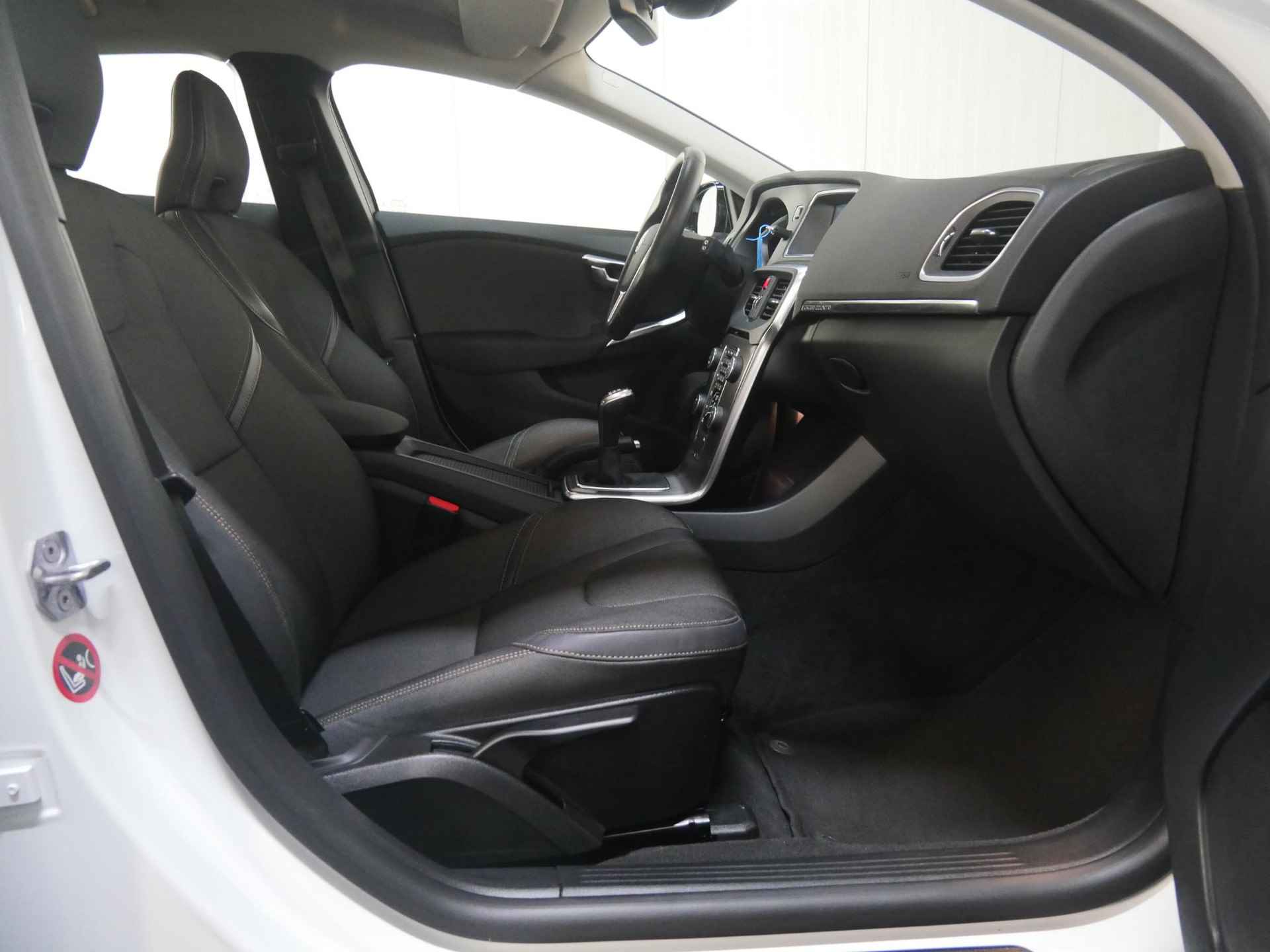 Volvo V40 Cross Country T3 153PK Momentum | Cruise Control | Electronic Climate Control | High Performance Audio | Lederen/Stof Bekleding | Navigatiesysteem | Parkeersensoren | Lederen Stuurwiel en Pook | 16" Lichtmetalen Velgen | Boordcomputer - 23/42