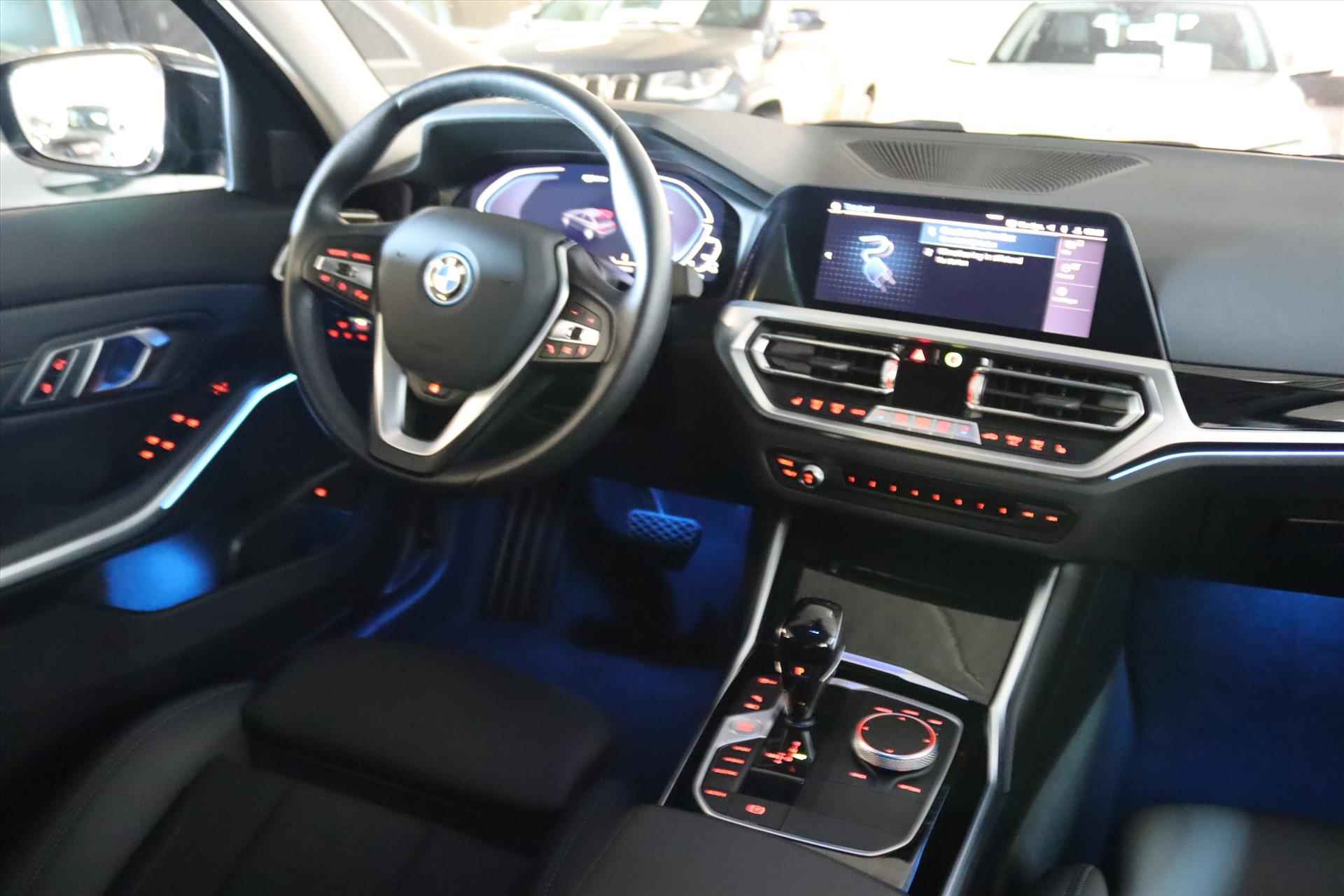 BMW 3-Serie (g20) 330e 292PK SPORT LINE SHADOW LINE | Navi |  Trekhaak |  Led | Sfeerverlichting | Live Cockpit | Stoel/stuurverwarming | Half Leer | - 55/58