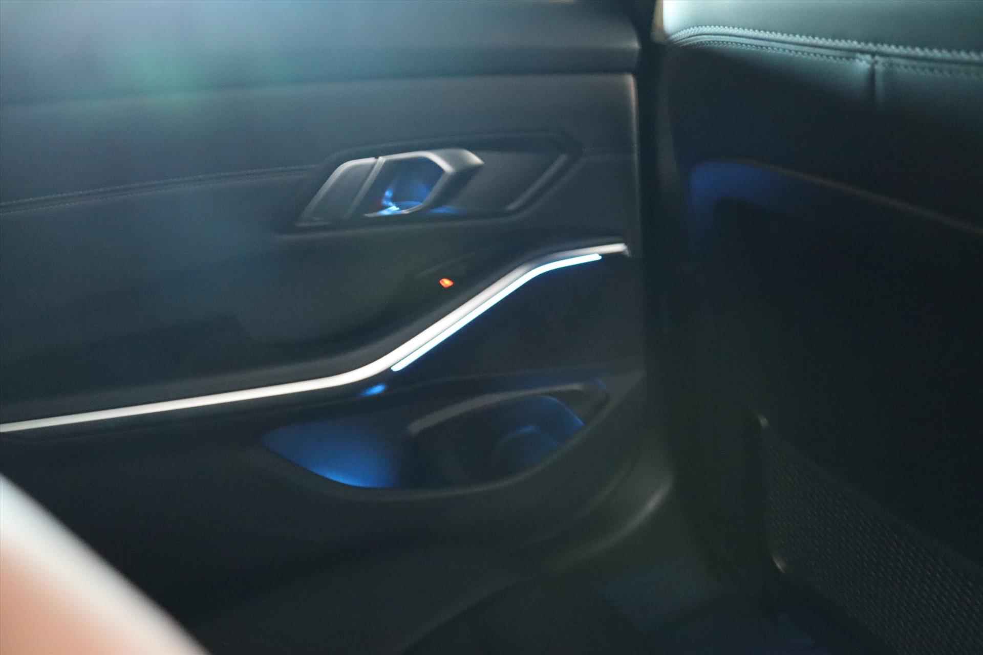 BMW 3-Serie (g20) 330e 292PK SPORT LINE SHADOW LINE | Navi |  Trekhaak |  Led | Sfeerverlichting | Live Cockpit | Stoel/stuurverwarming | Half Leer | - 56/58