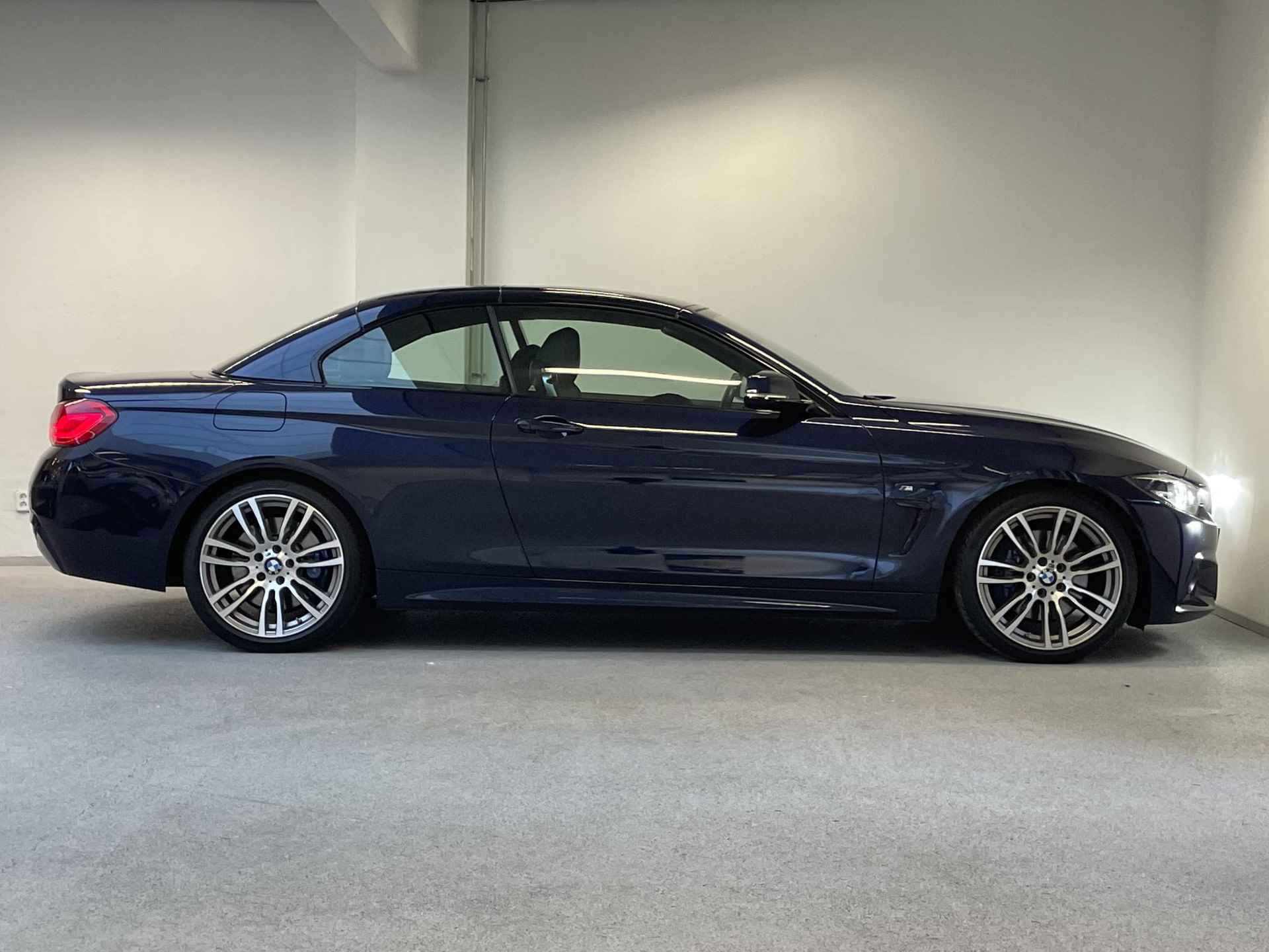 BMW 4-serie Cabrio 420i M-Sport | LEDER | 19" LMV | H&K | HEAD UP | STOEL/STUUR.V.W. | CAMERA | ORG.NL | - 13/57