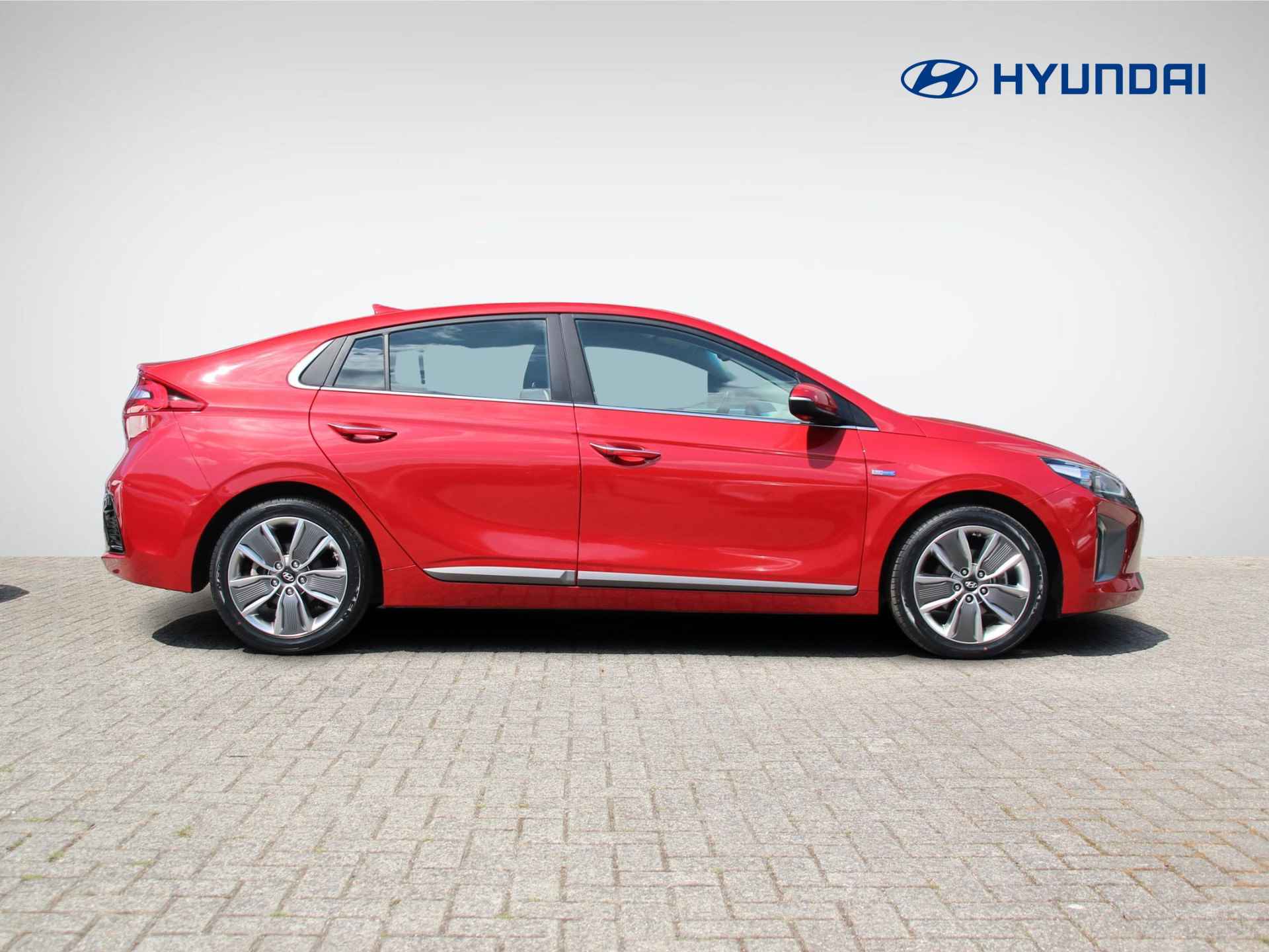 Hyundai IONIQ 1.6 GDi Premium | Navigatie | Camera | Adapt. Cruise Control | Stuur- + Stoelverwarming | Premium Audio | Keyless Entry | Rijklaarprijs! - 3/29