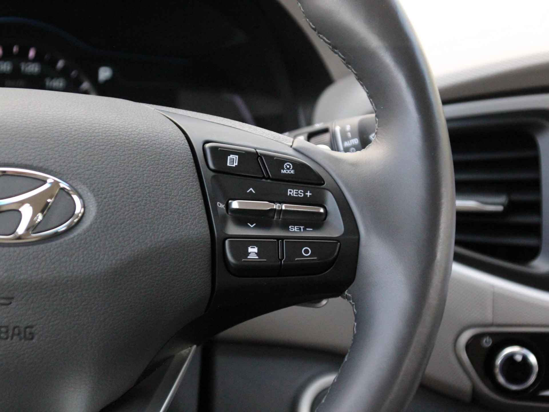 Hyundai IONIQ 1.6 GDi Premium | Navigatie | Camera | Adapt. Cruise Control | Stuur- + Stoelverwarming | Premium Audio | Keyless Entry | Rijklaarprijs! - 14/29