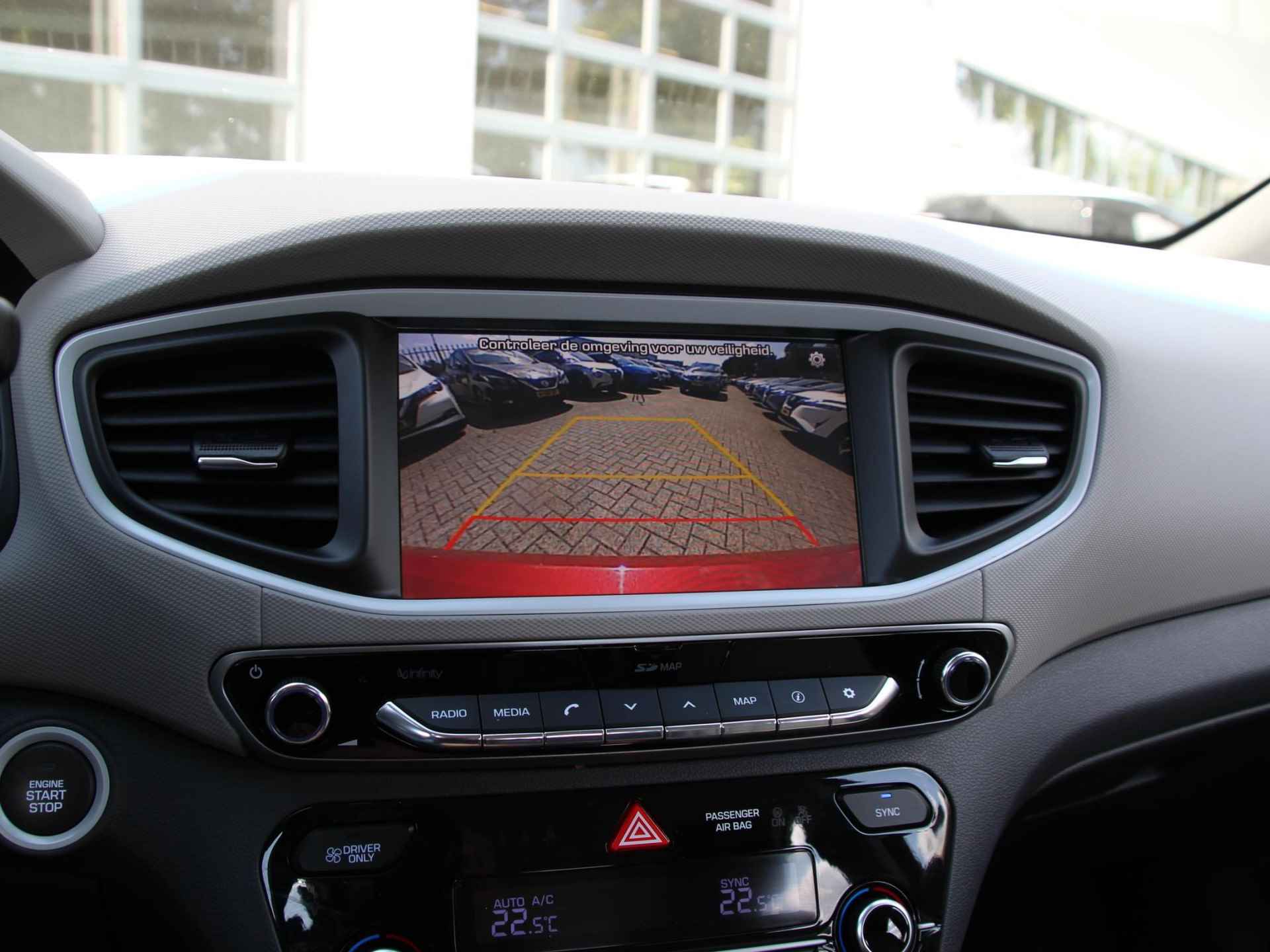Hyundai IONIQ 1.6 GDi Premium | Navigatie | Camera | Adapt. Cruise Control | Stuur- + Stoelverwarming | Premium Audio | Keyless Entry | Rijklaarprijs! - 16/29