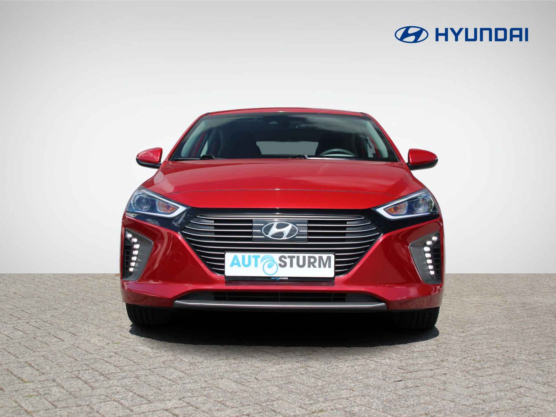 Hyundai IONIQ 1.6 GDi Premium | Navigatie | Camera | Adapt. Cruise Control | Stuur- + Stoelverwarming | Premium Audio | Keyless Entry | Rijklaarprijs! - 2/29